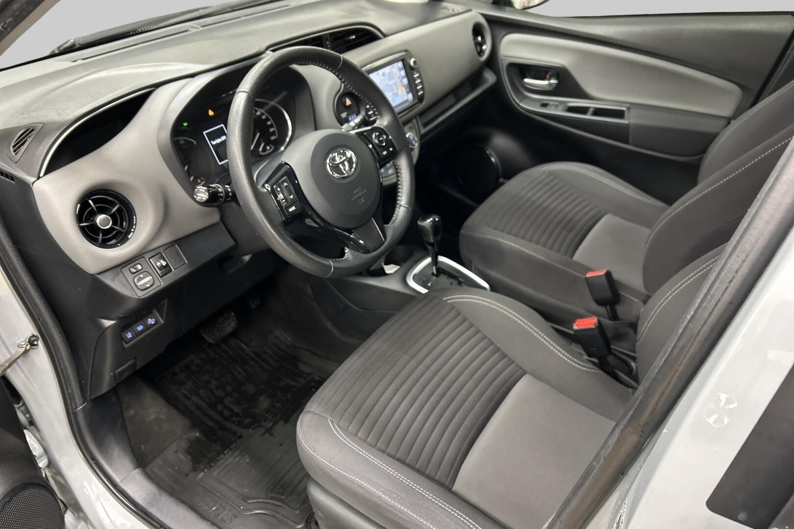 Toyota Yaris iso kuva 9