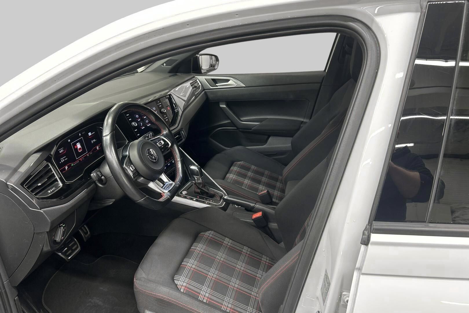 Volkswagen Polo iso kuva 8