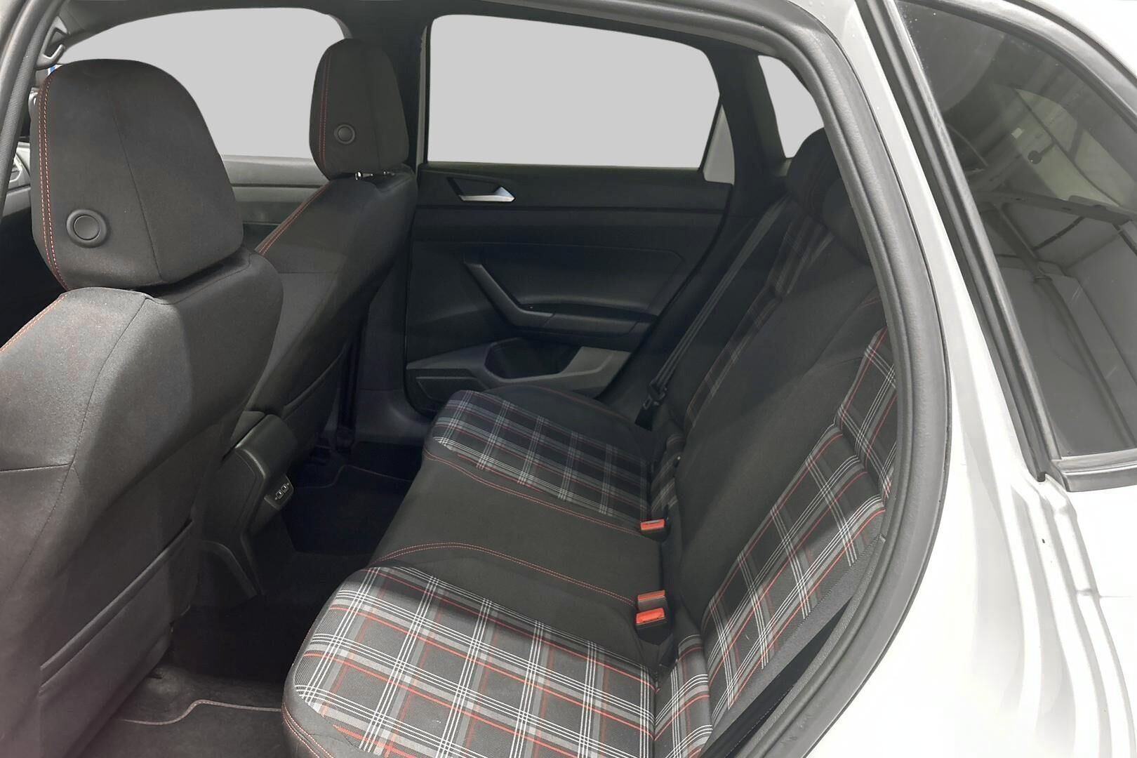 Volkswagen Polo iso kuva 9