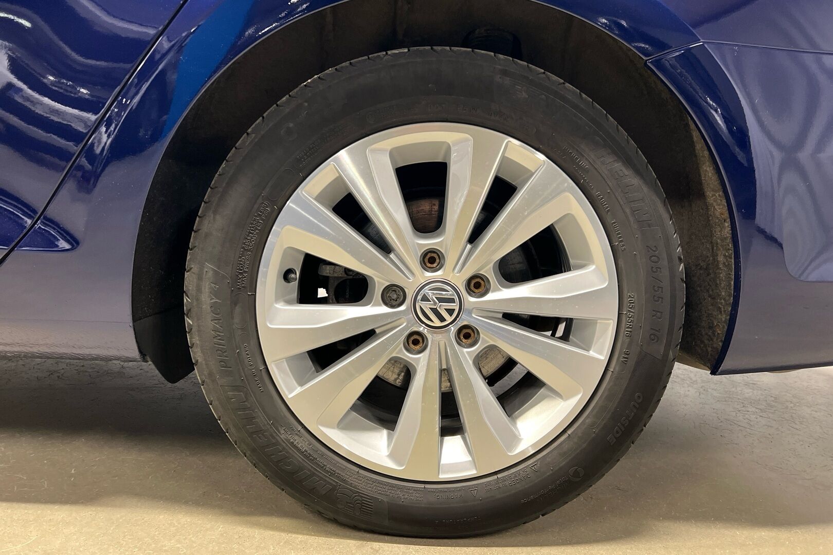 Volkswagen Golf iso kuva 10
