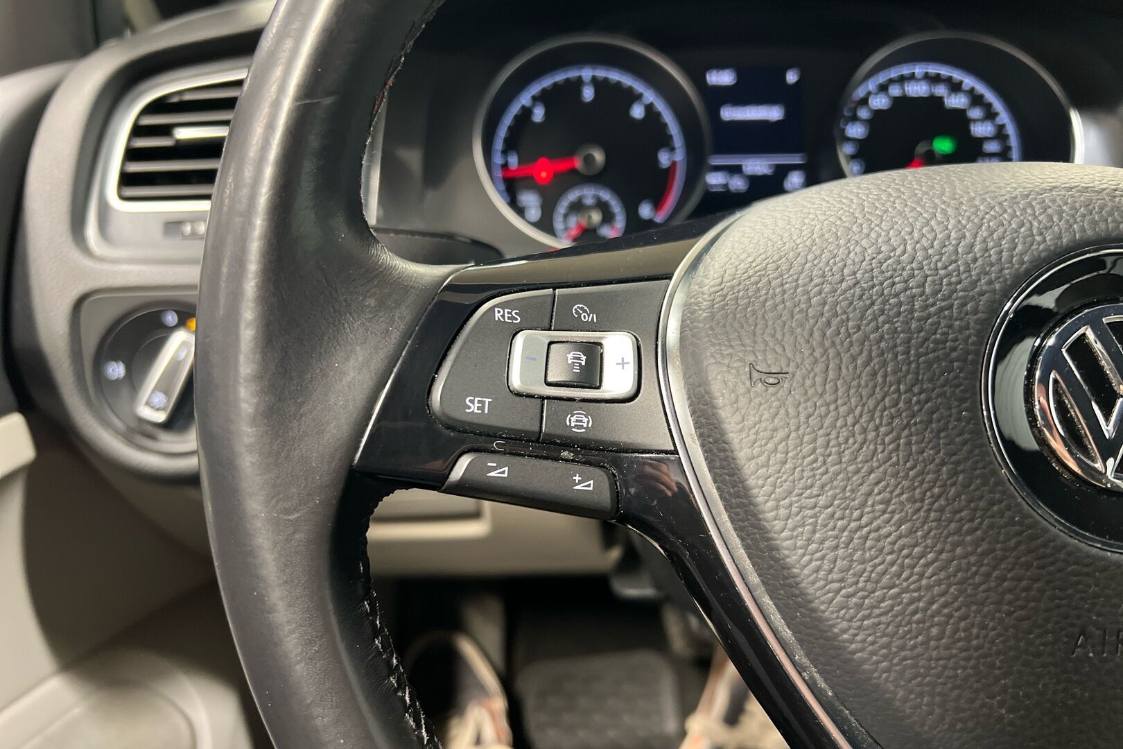 Volkswagen Golf iso kuva 15