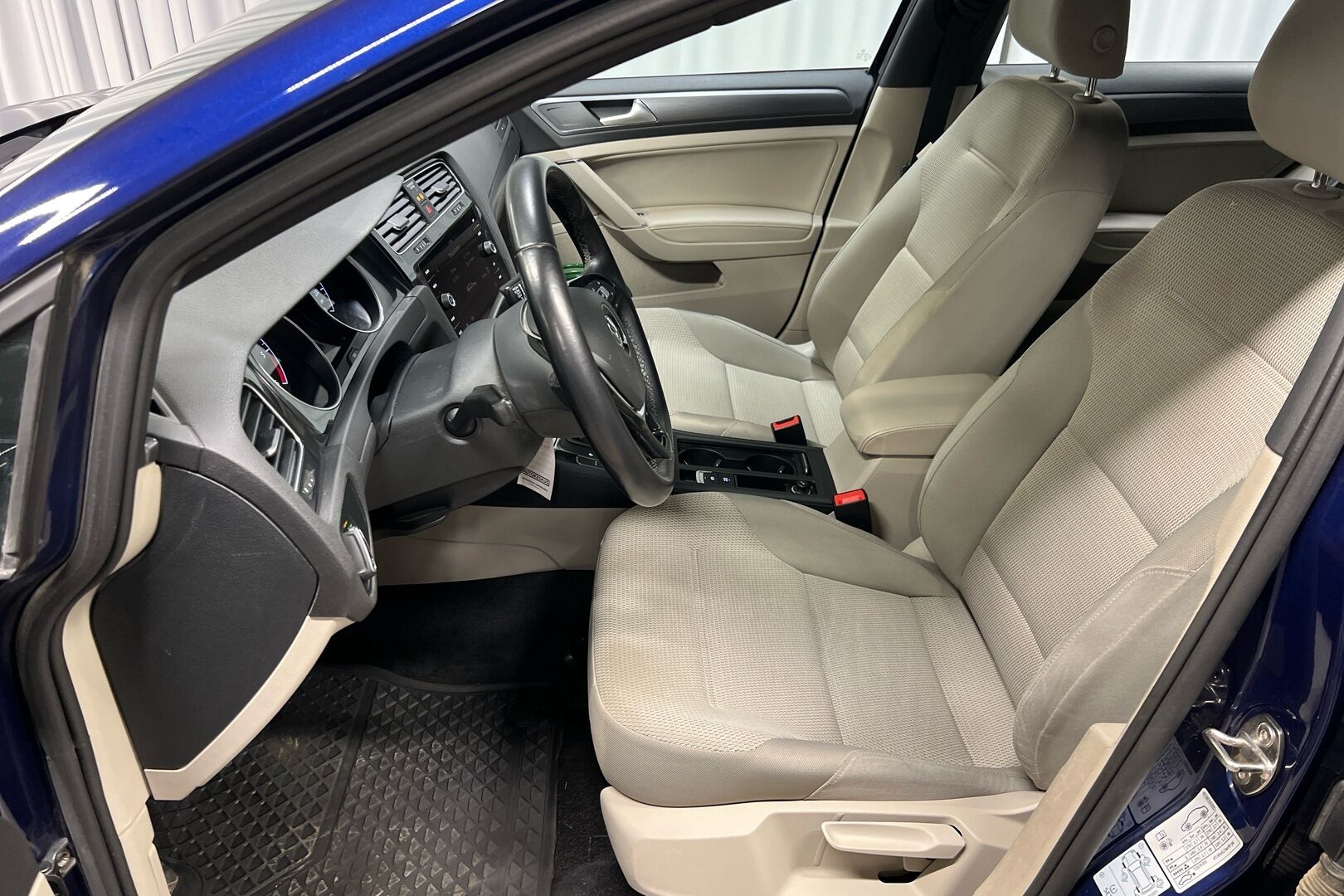 Volkswagen Golf iso kuva 7