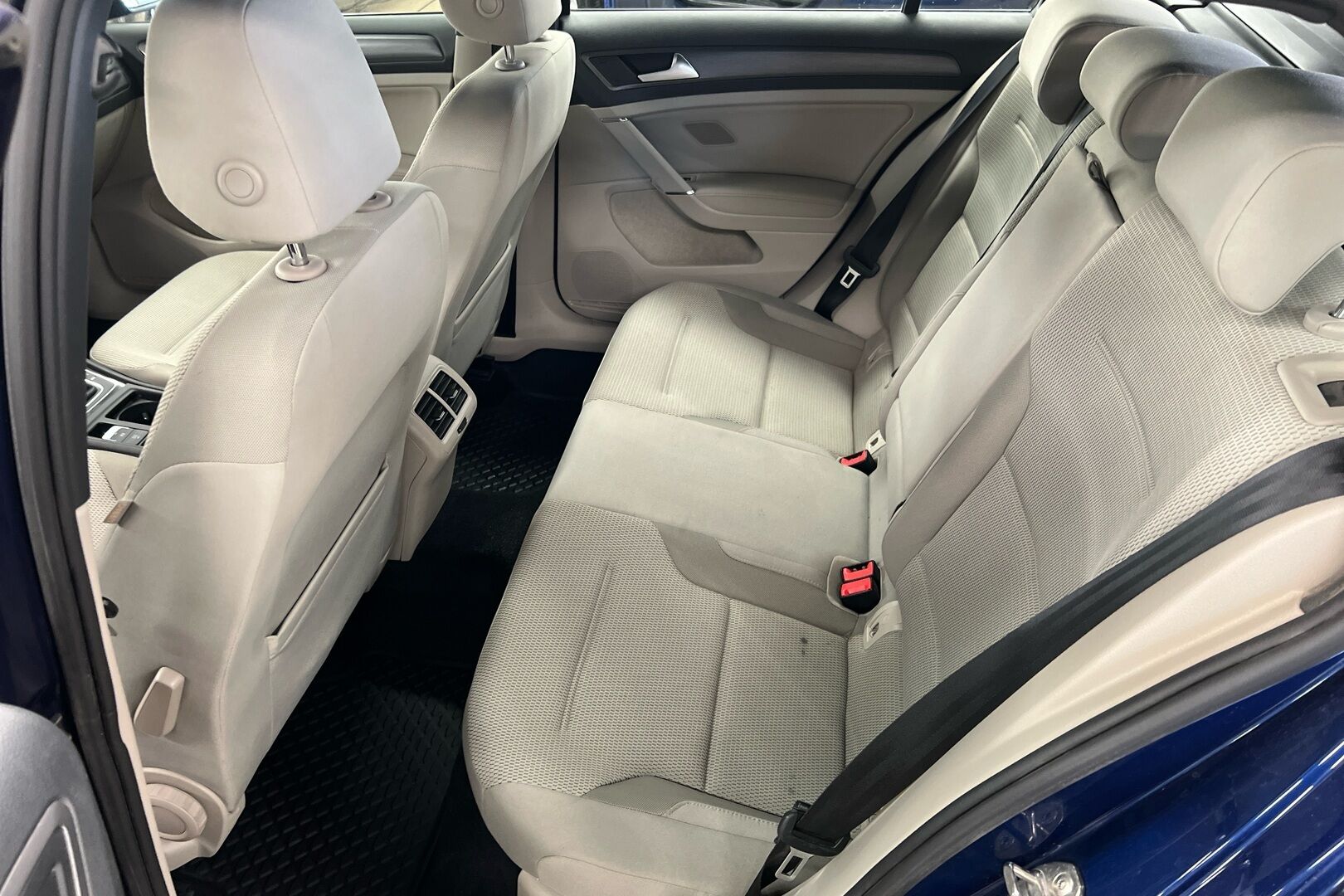 Volkswagen Golf iso kuva 8