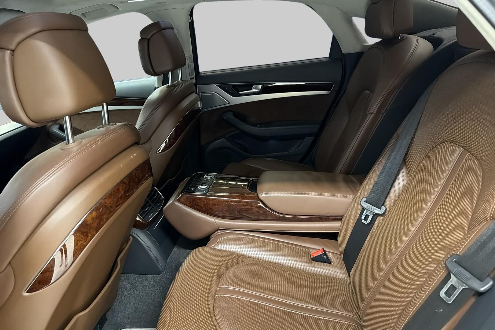 Audi A8 iso kuva 7