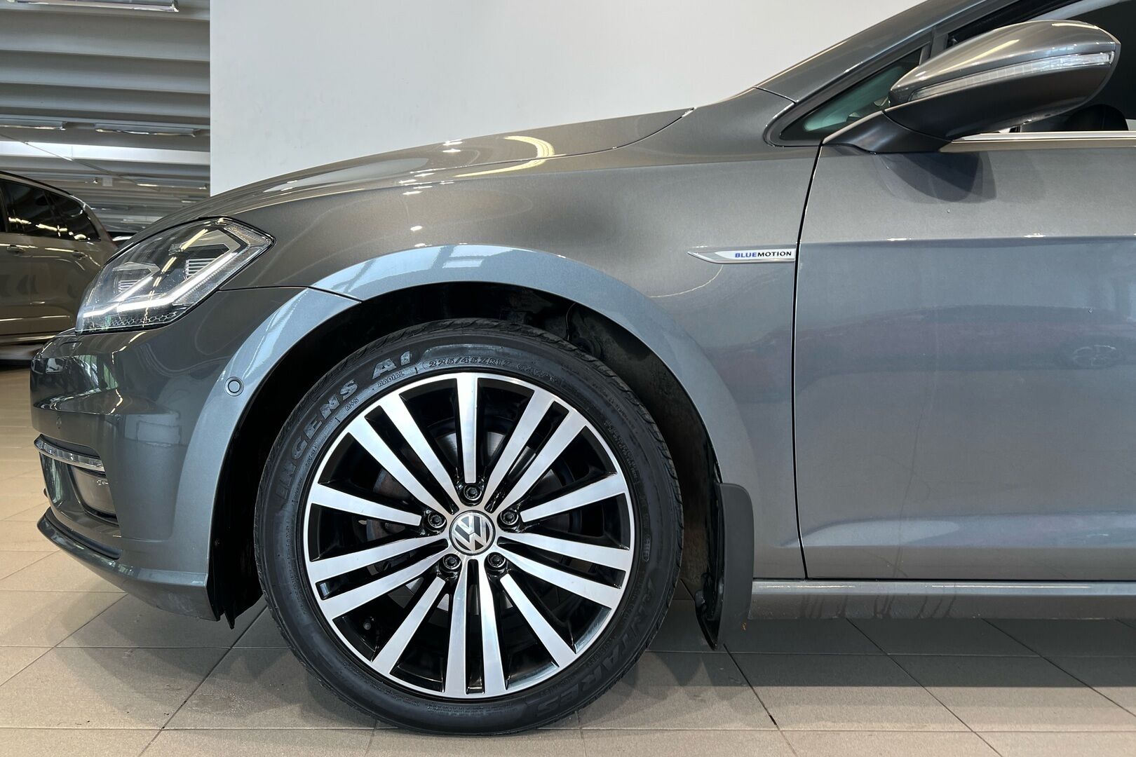 Volkswagen Golf iso kuva 10