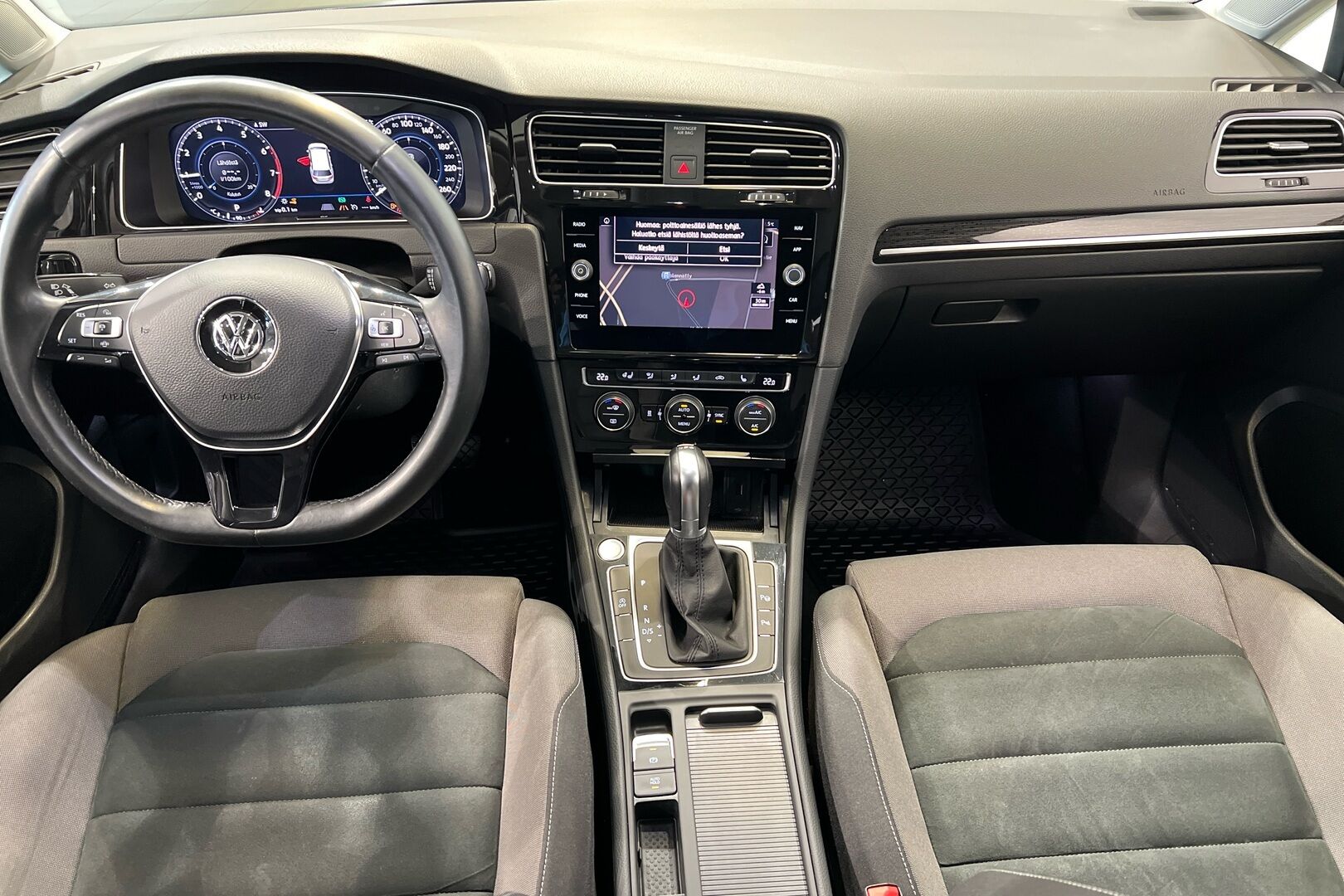 Volkswagen Golf iso kuva 12