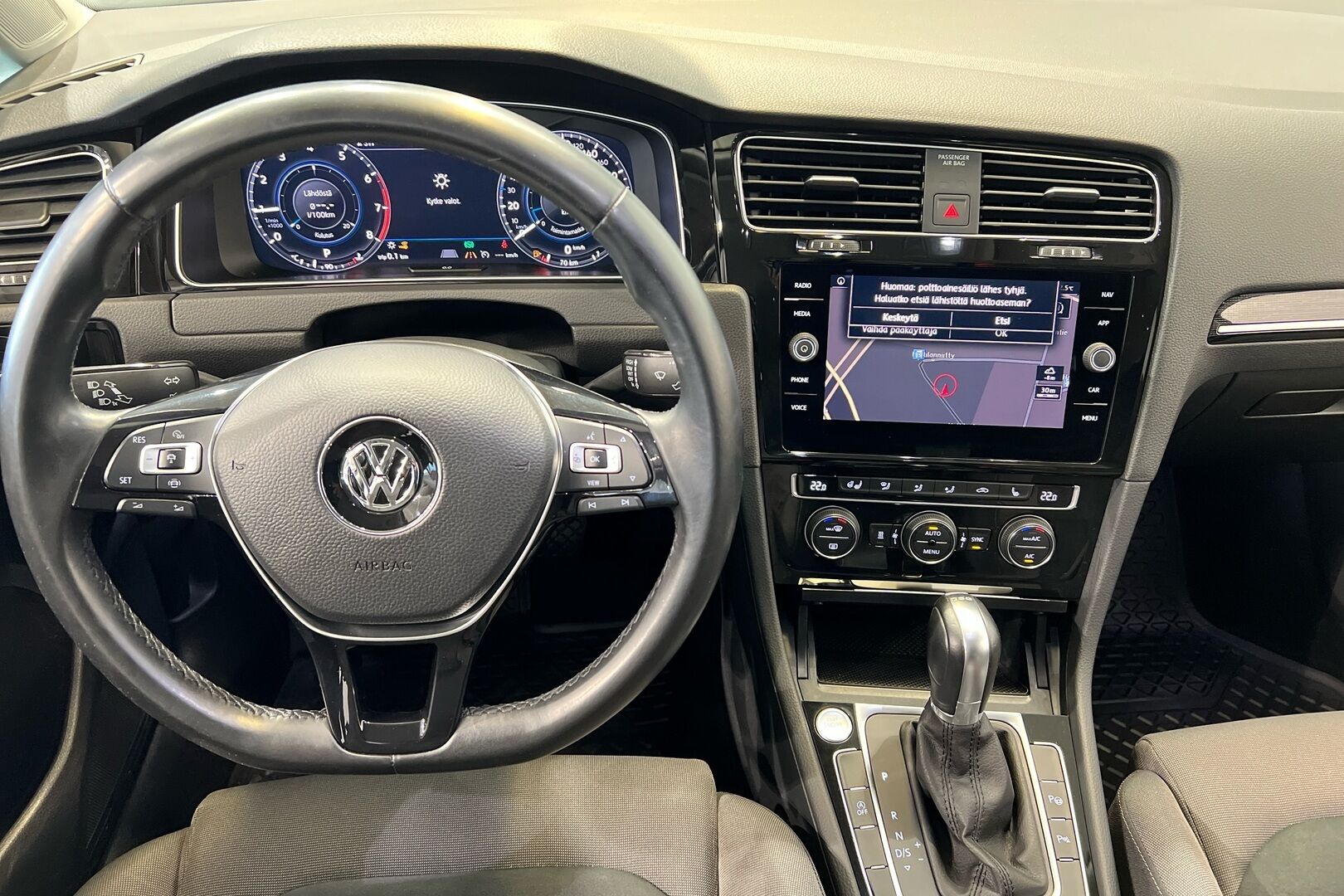 Volkswagen Golf iso kuva 13