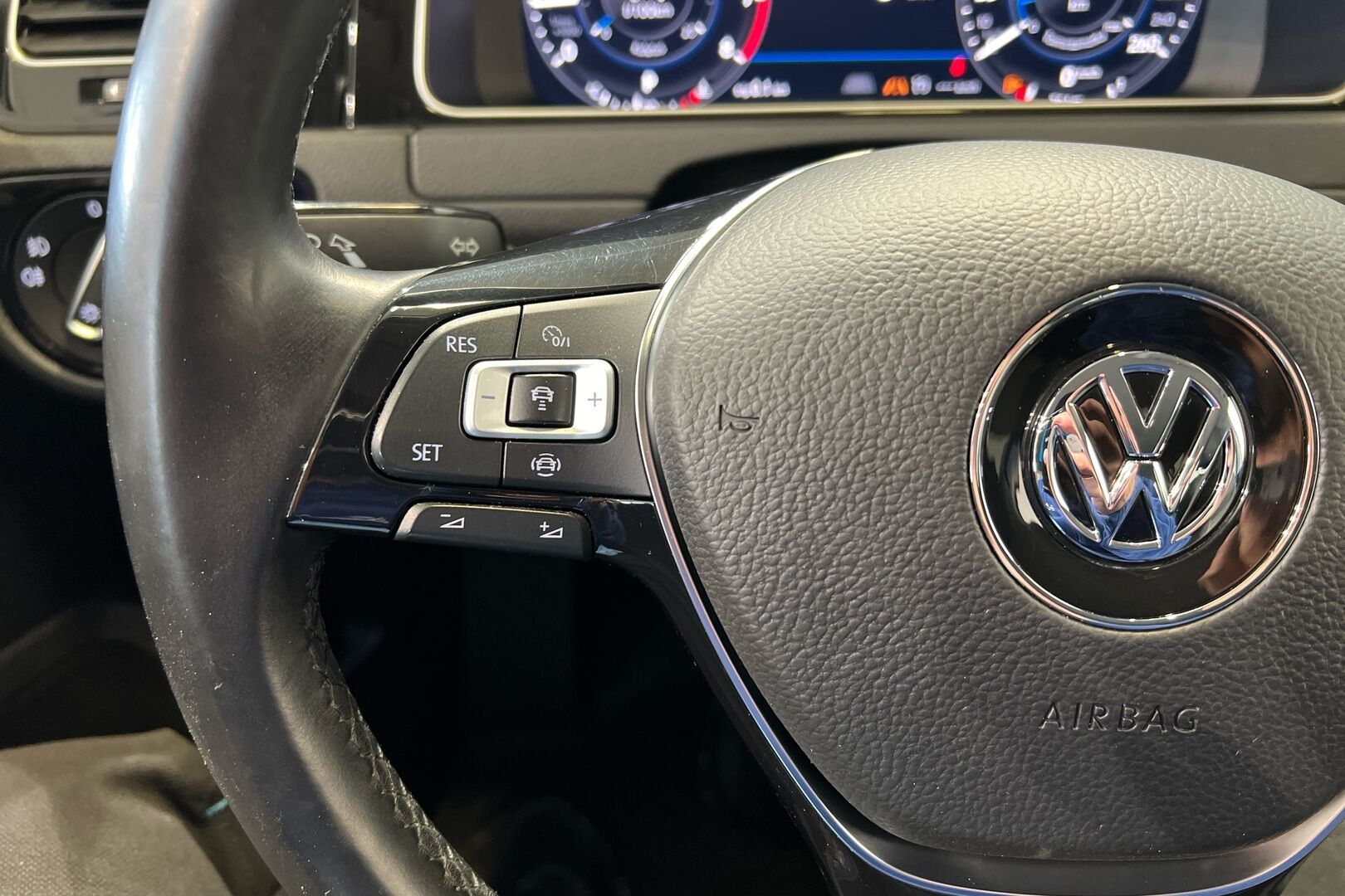 Volkswagen Golf iso kuva 20