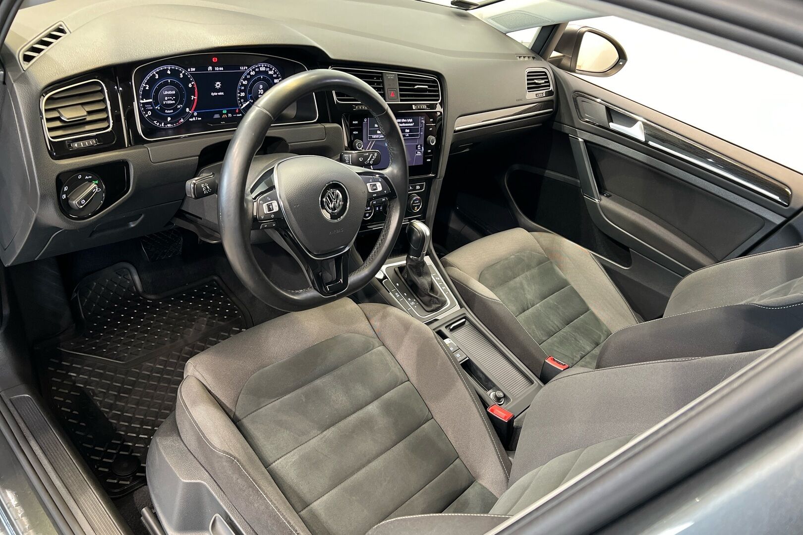 Volkswagen Golf iso kuva 6