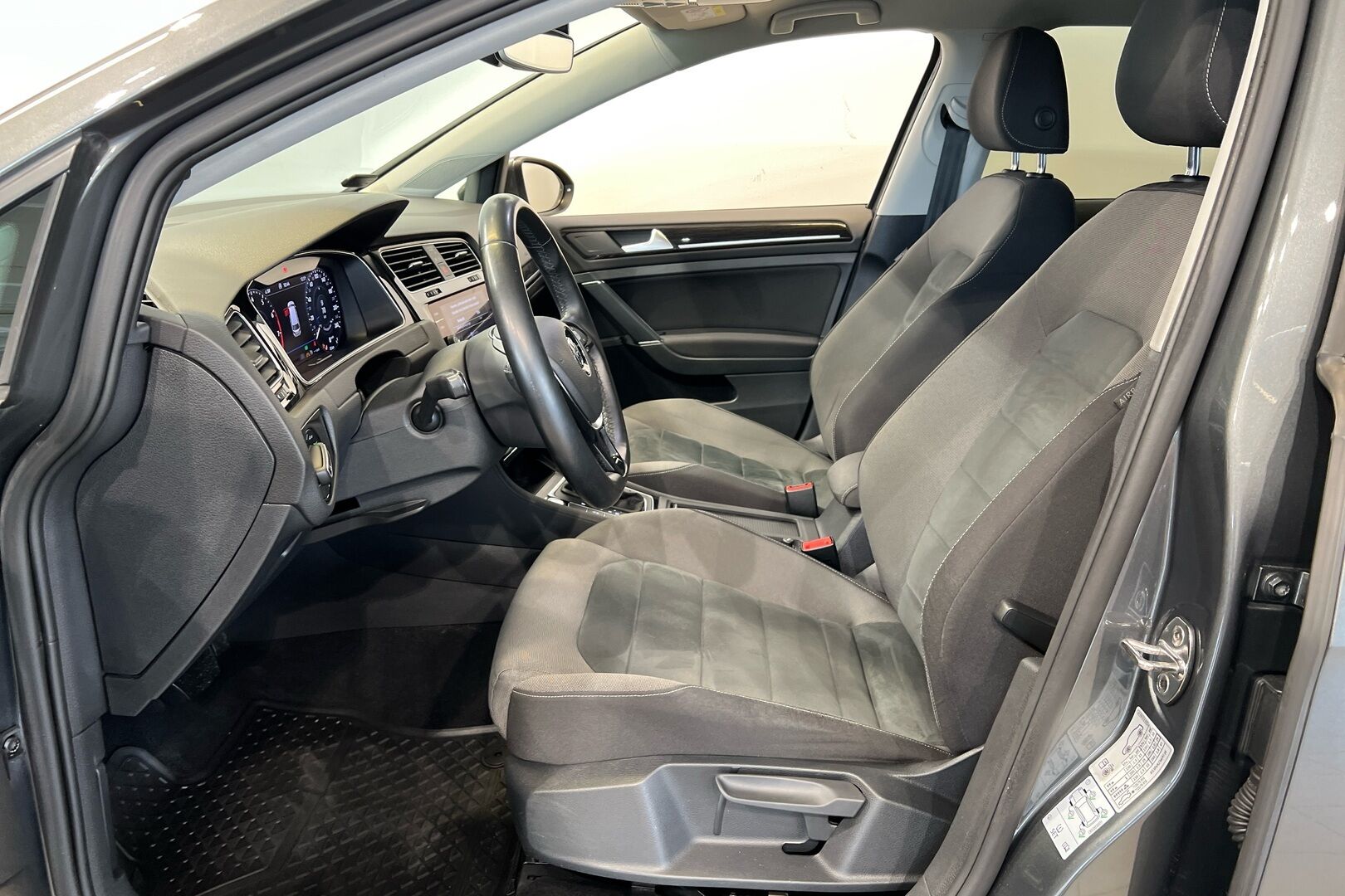 Volkswagen Golf iso kuva 7