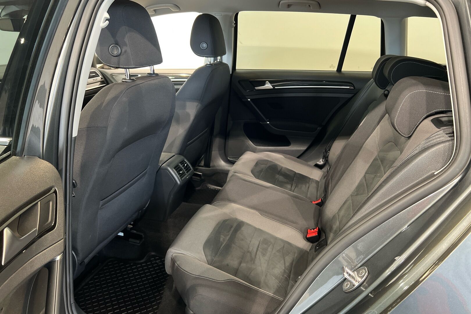 Volkswagen Golf iso kuva 8