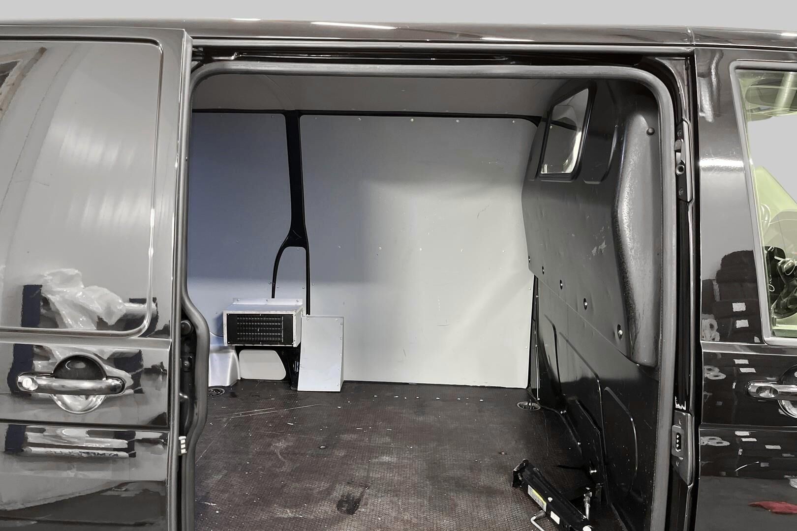 Volkswagen Transporter iso kuva 8
