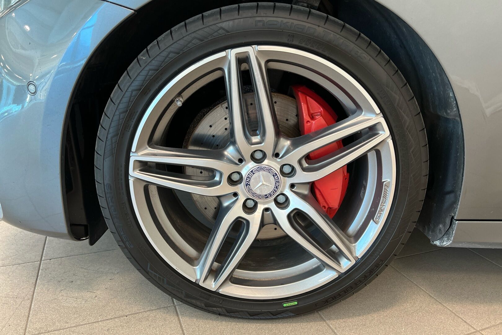 Mercedes-Benz E iso kuva 11