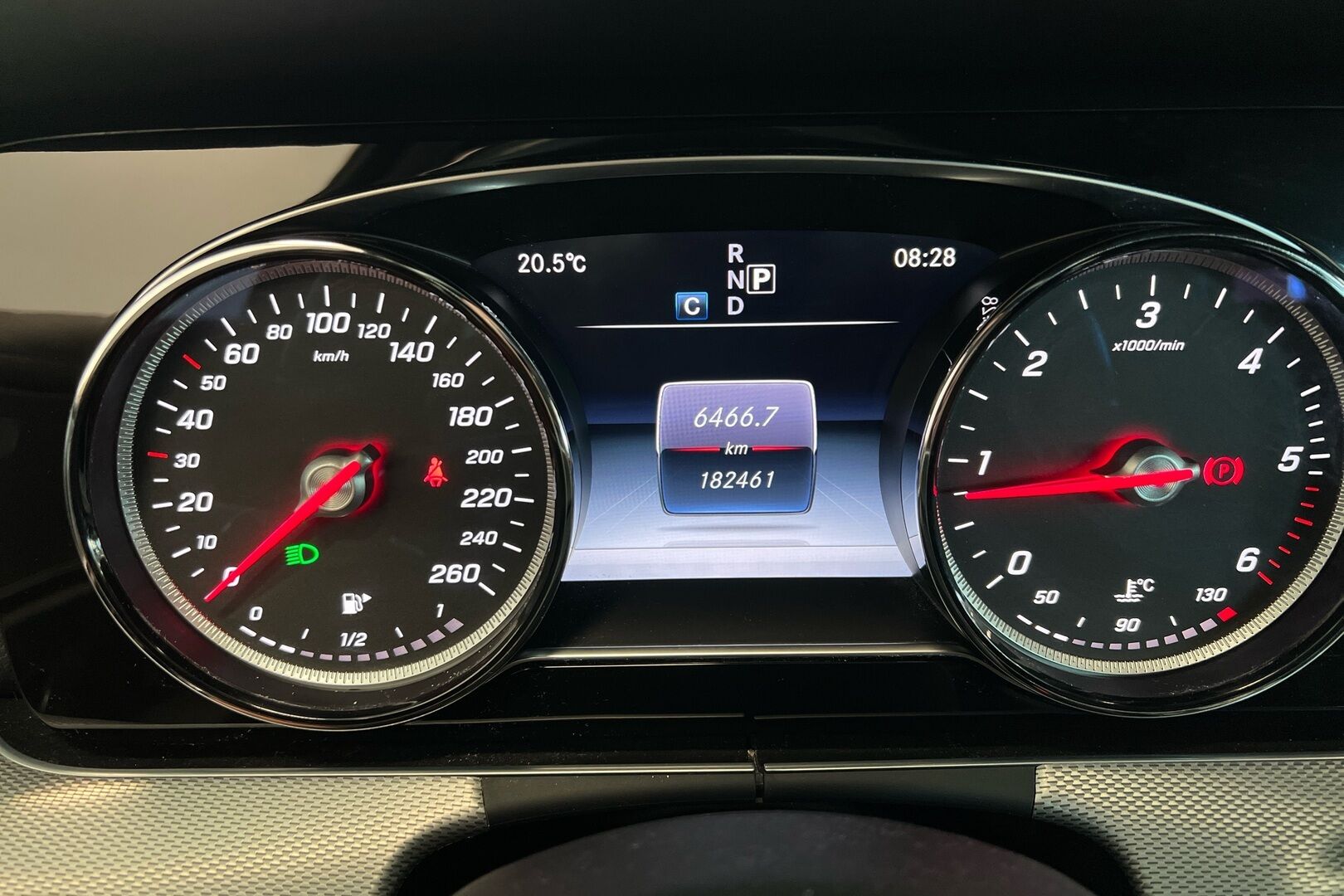 Mercedes-Benz E iso kuva 12