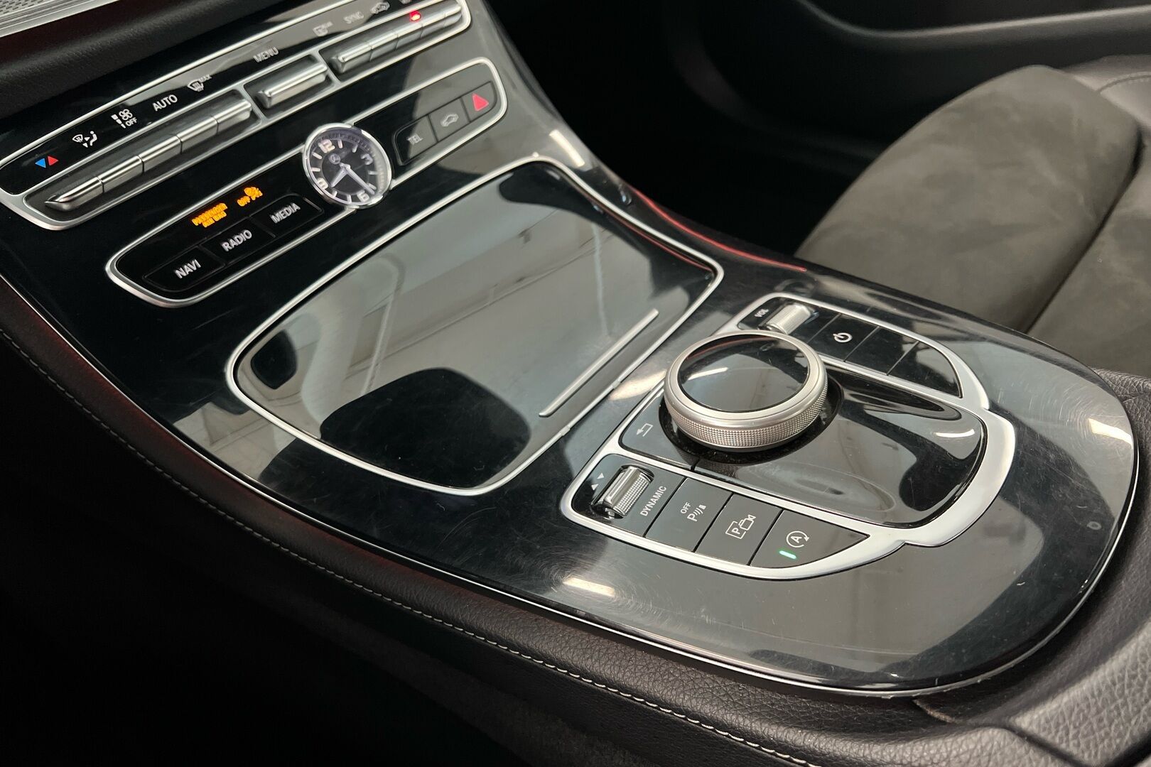 Mercedes-Benz E iso kuva 14