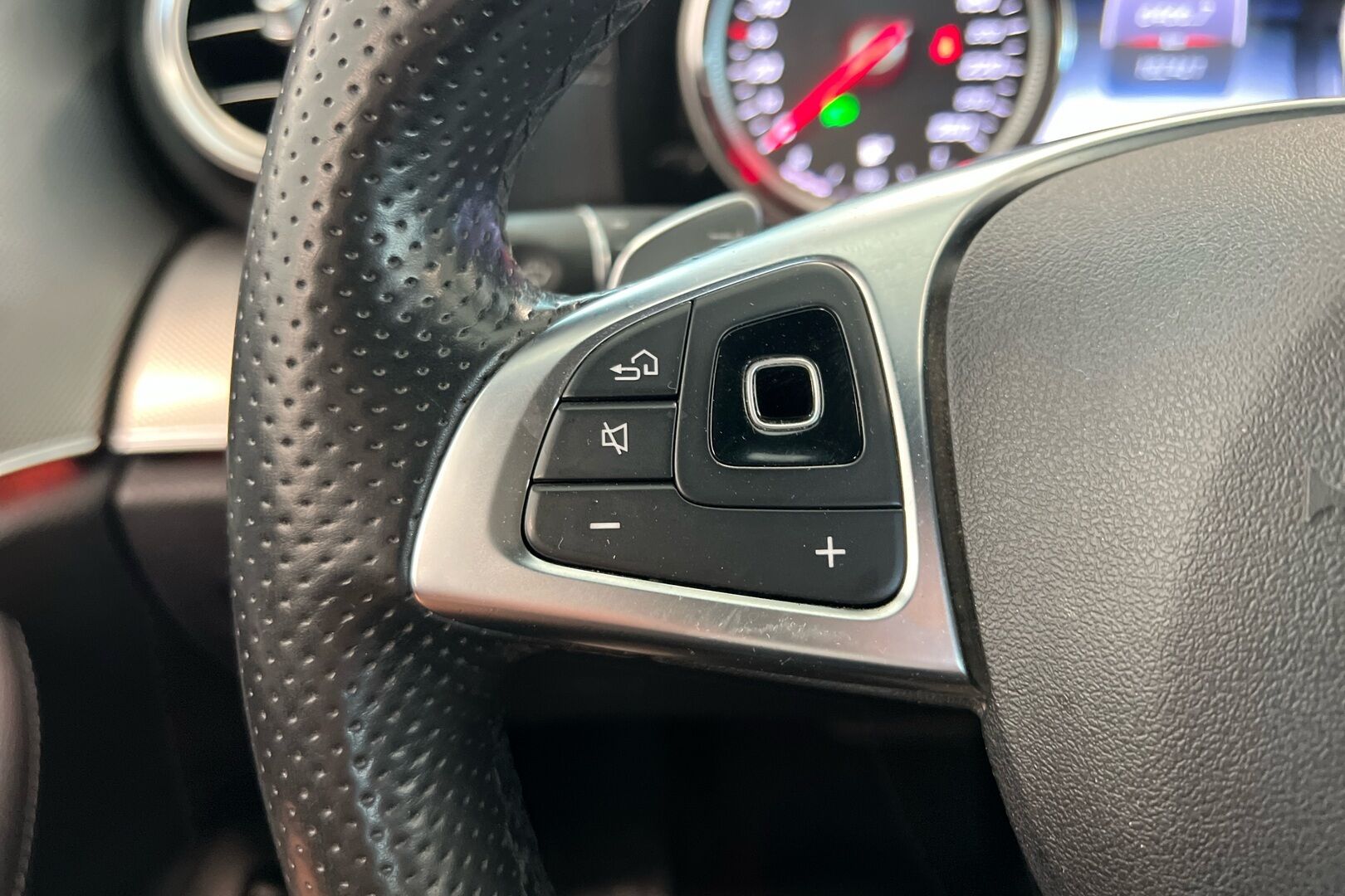 Mercedes-Benz E iso kuva 15