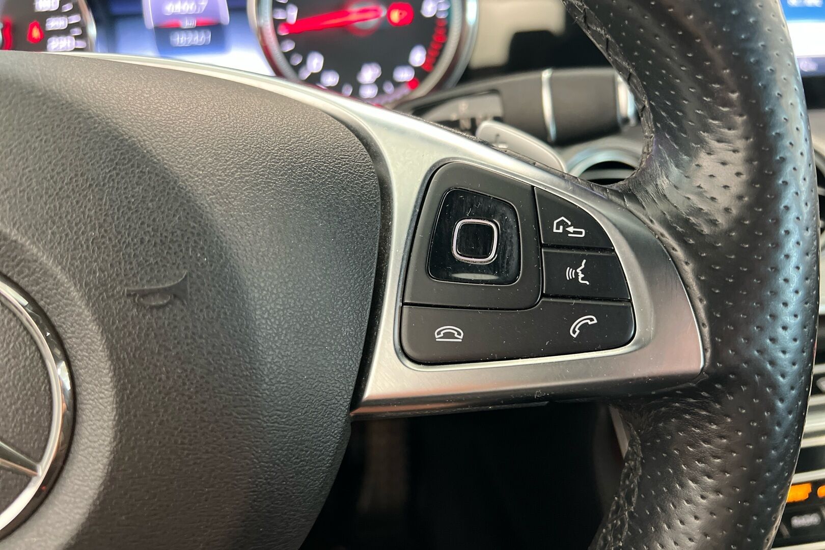 Mercedes-Benz E iso kuva 16