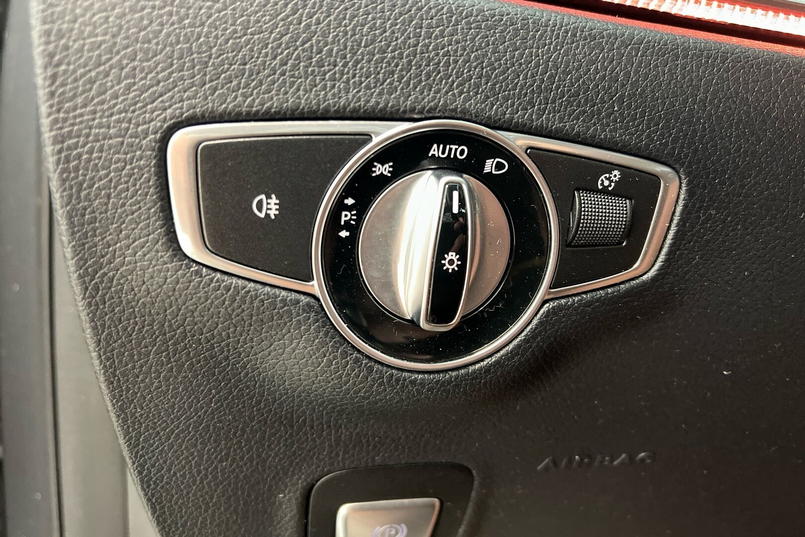 Mercedes-Benz E iso kuva 17