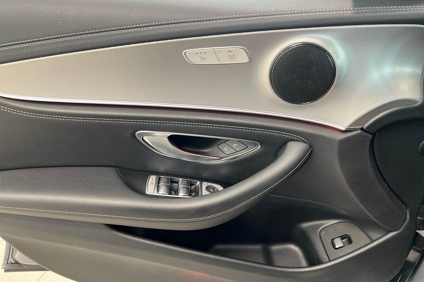 Mercedes-Benz E iso kuva 18