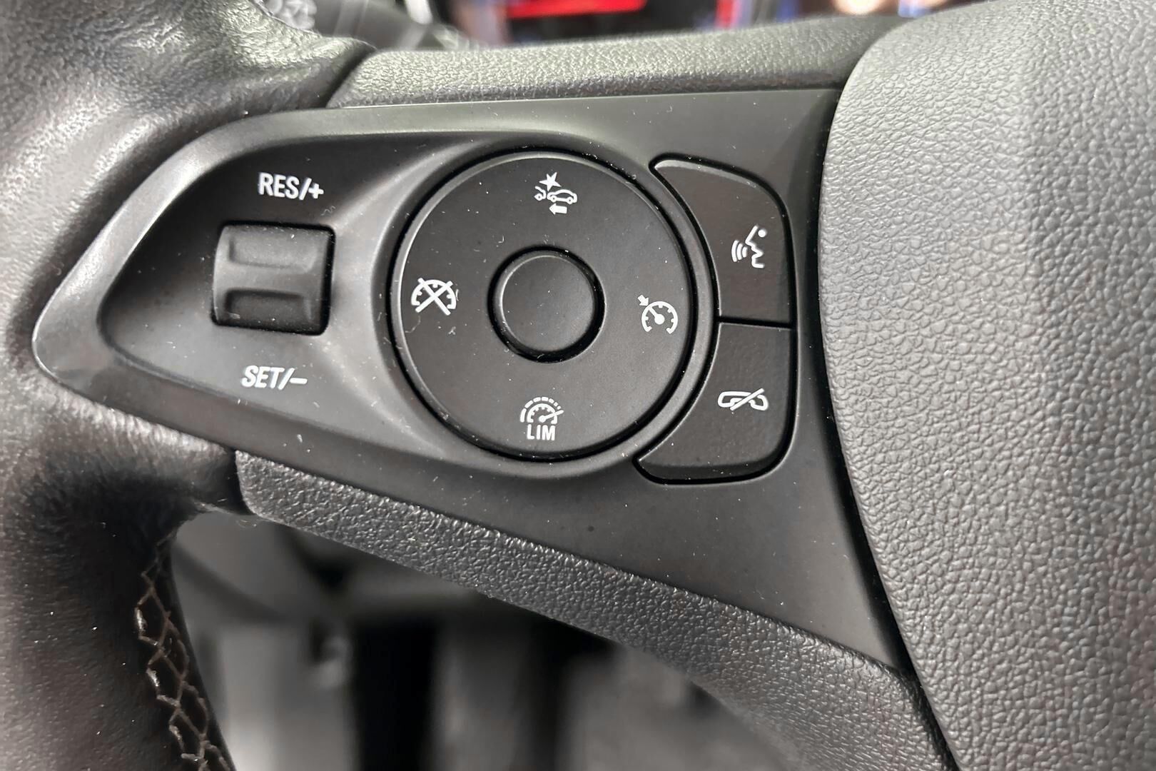 Opel Astra iso kuva 14