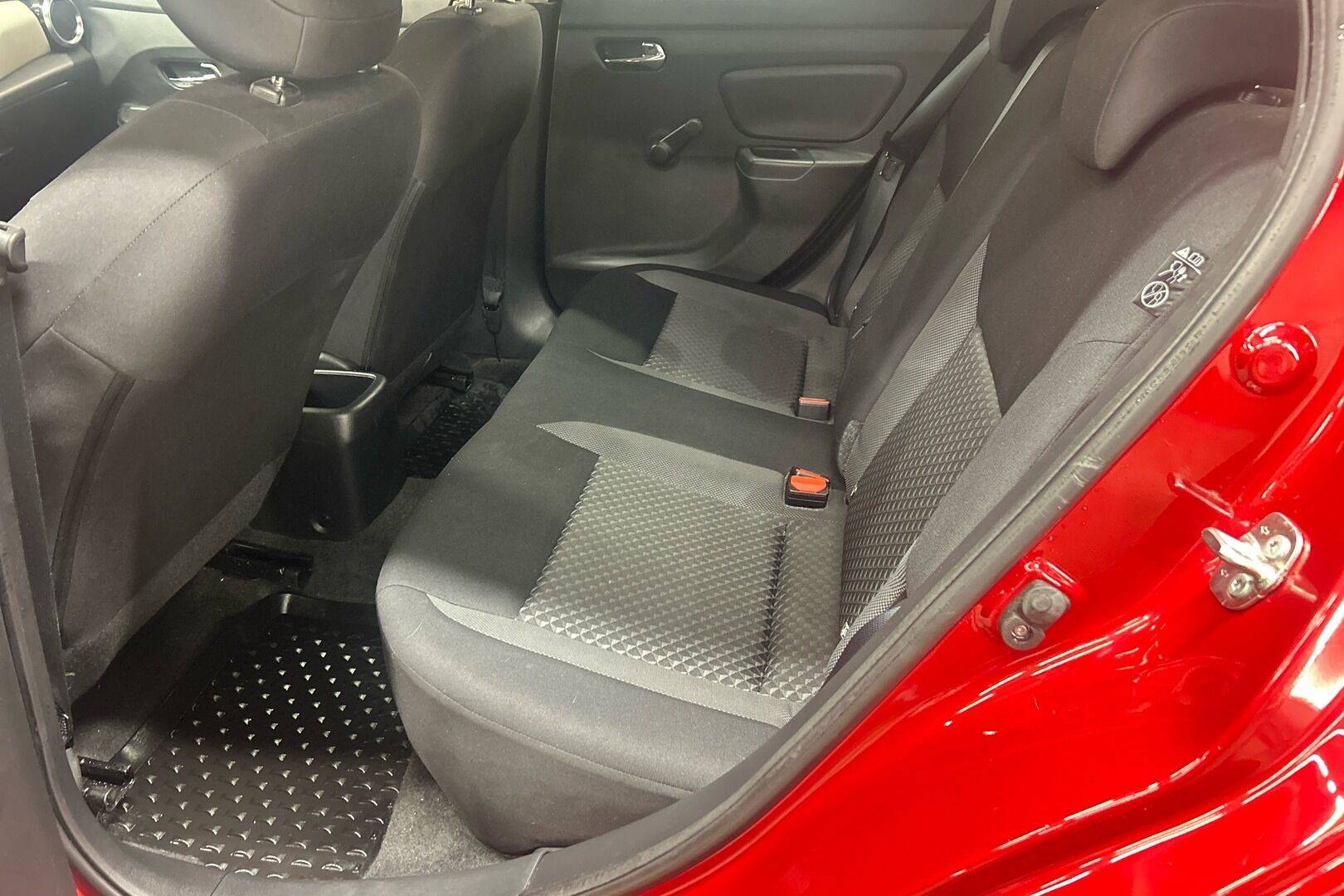Nissan Micra iso kuva 7