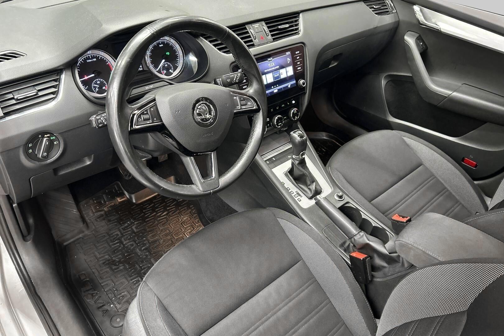 Skoda Octavia iso kuva 9