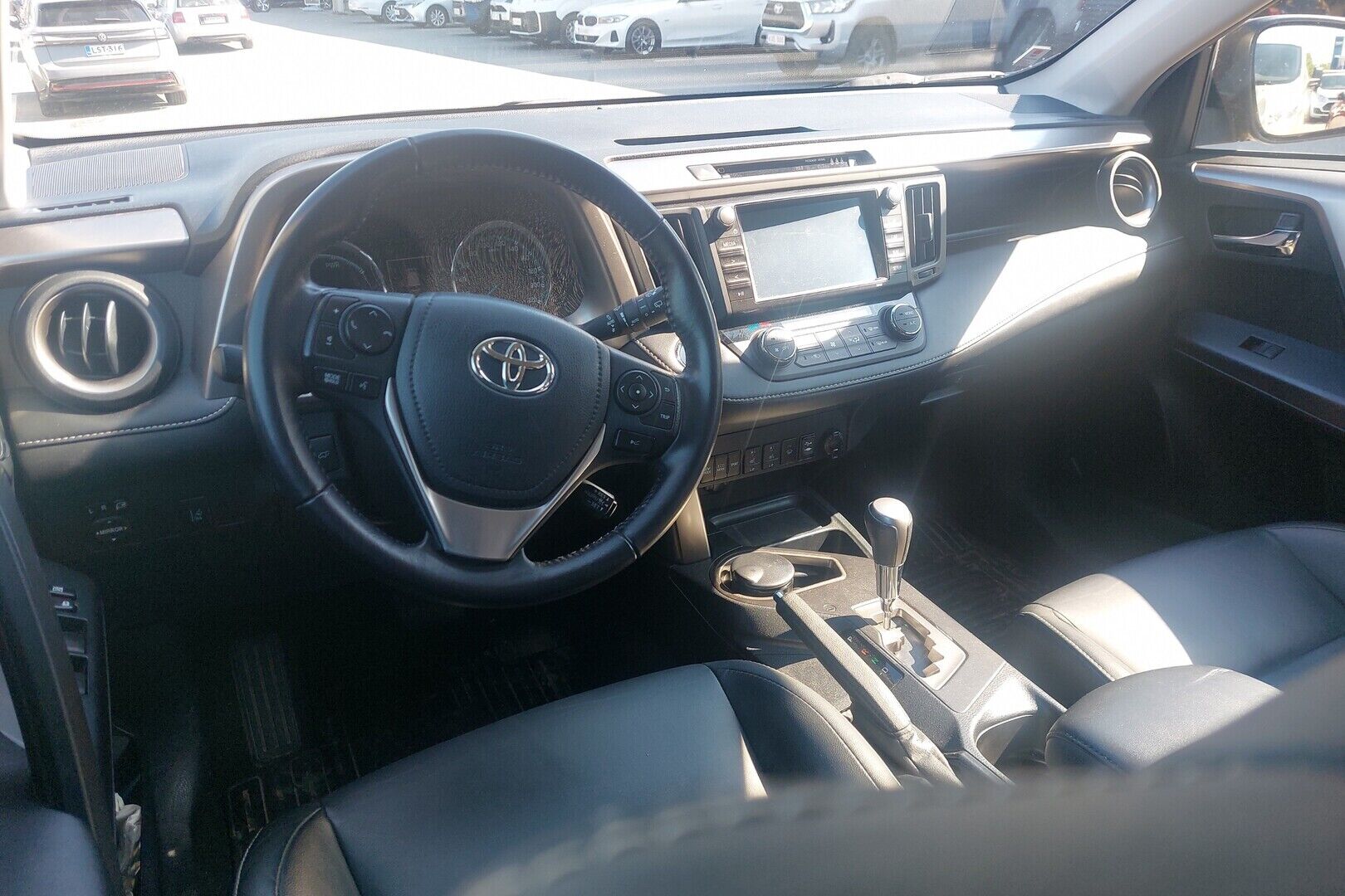 Toyota RAV4 iso kuva 1