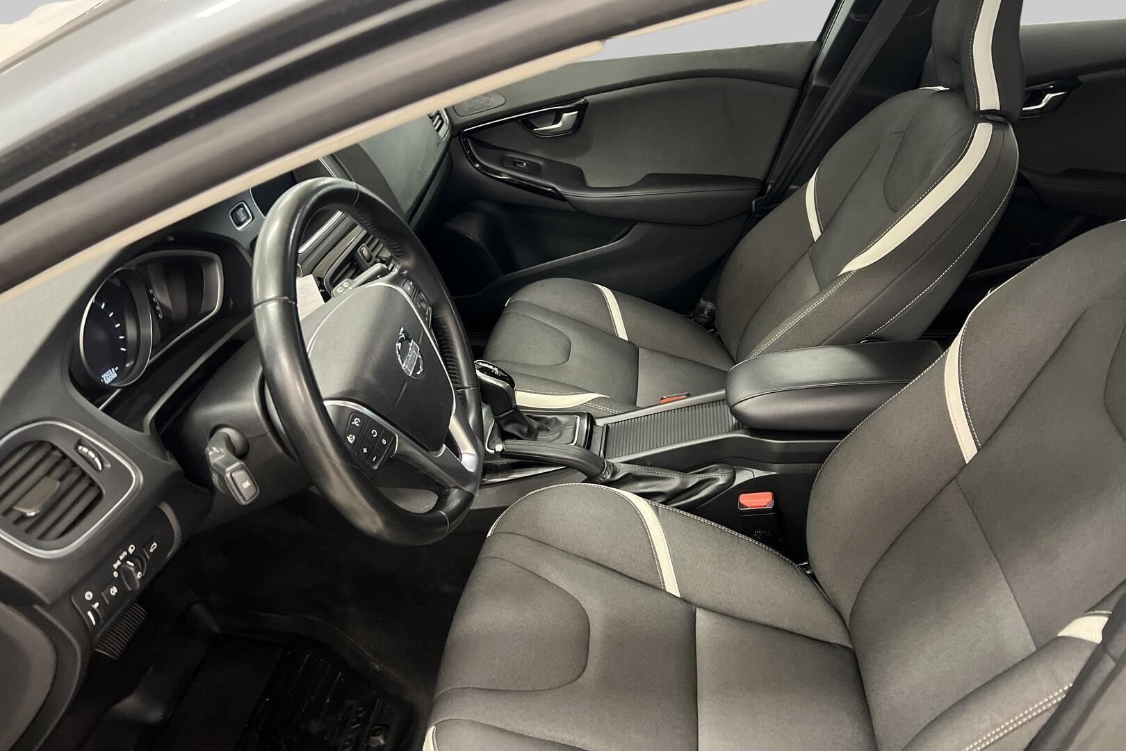 Volvo V40 iso kuva 8