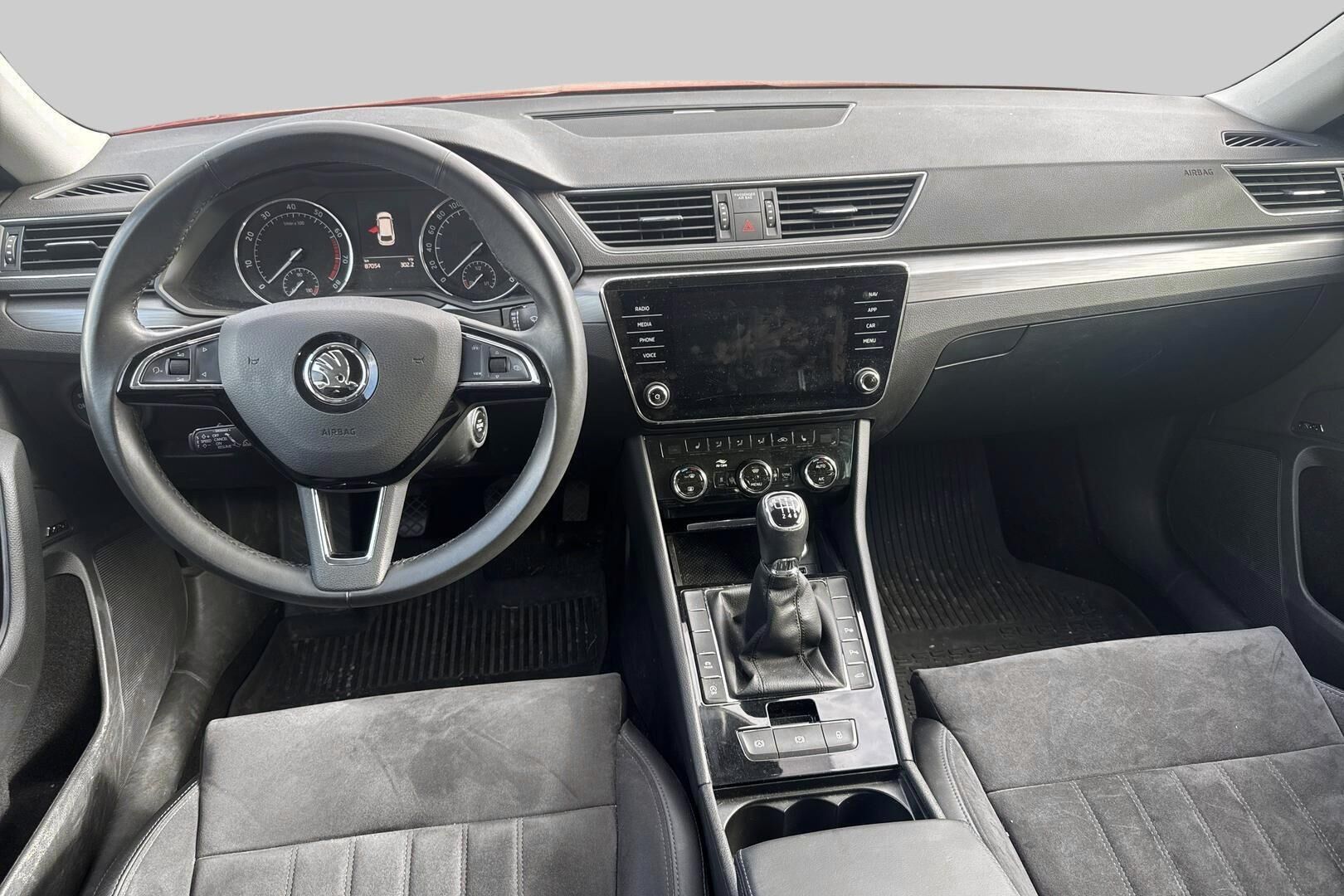Skoda Superb iso kuva 2