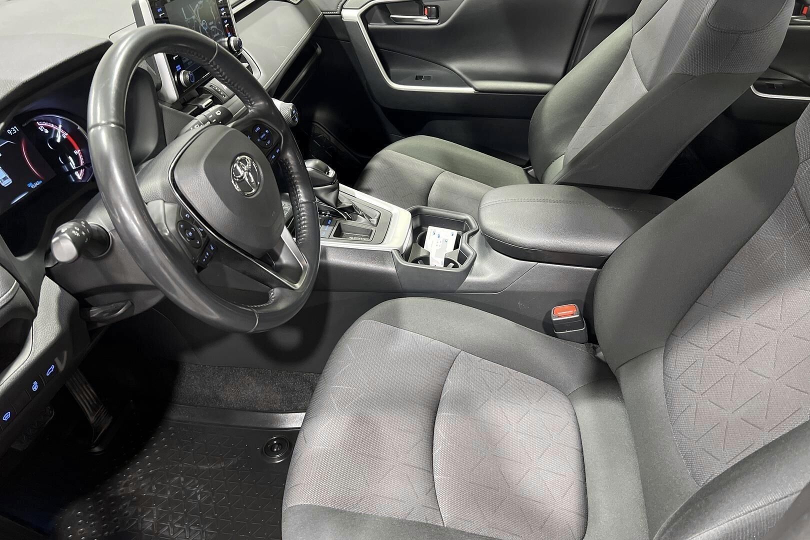 Toyota RAV4 iso kuva 9