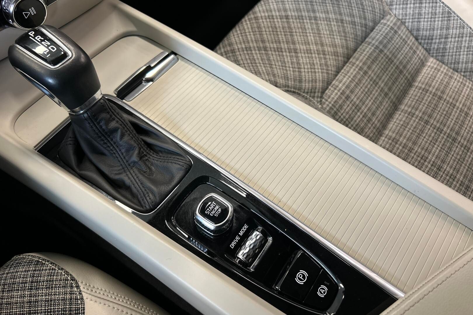 Volvo V60 iso kuva 16