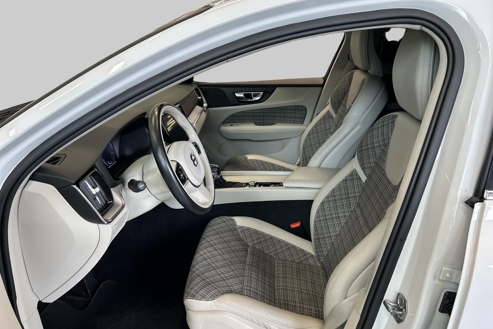 Volvo V60 iso kuva 12