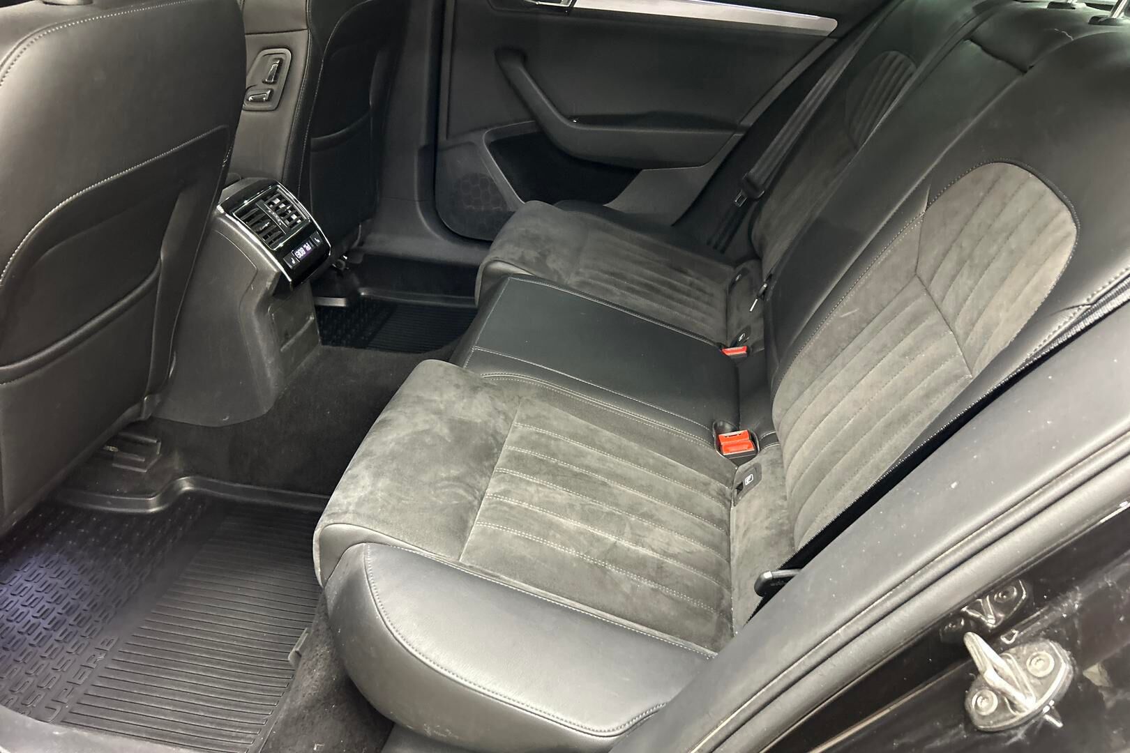 Skoda Superb iso kuva 8
