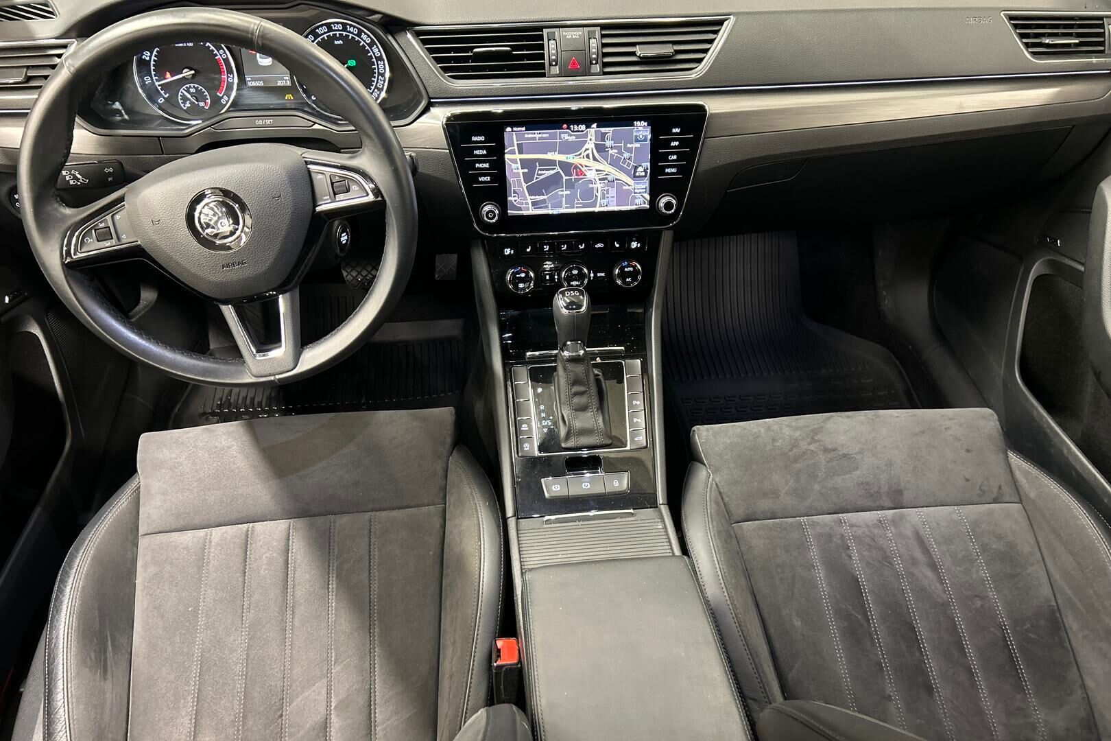 Skoda Superb iso kuva 9