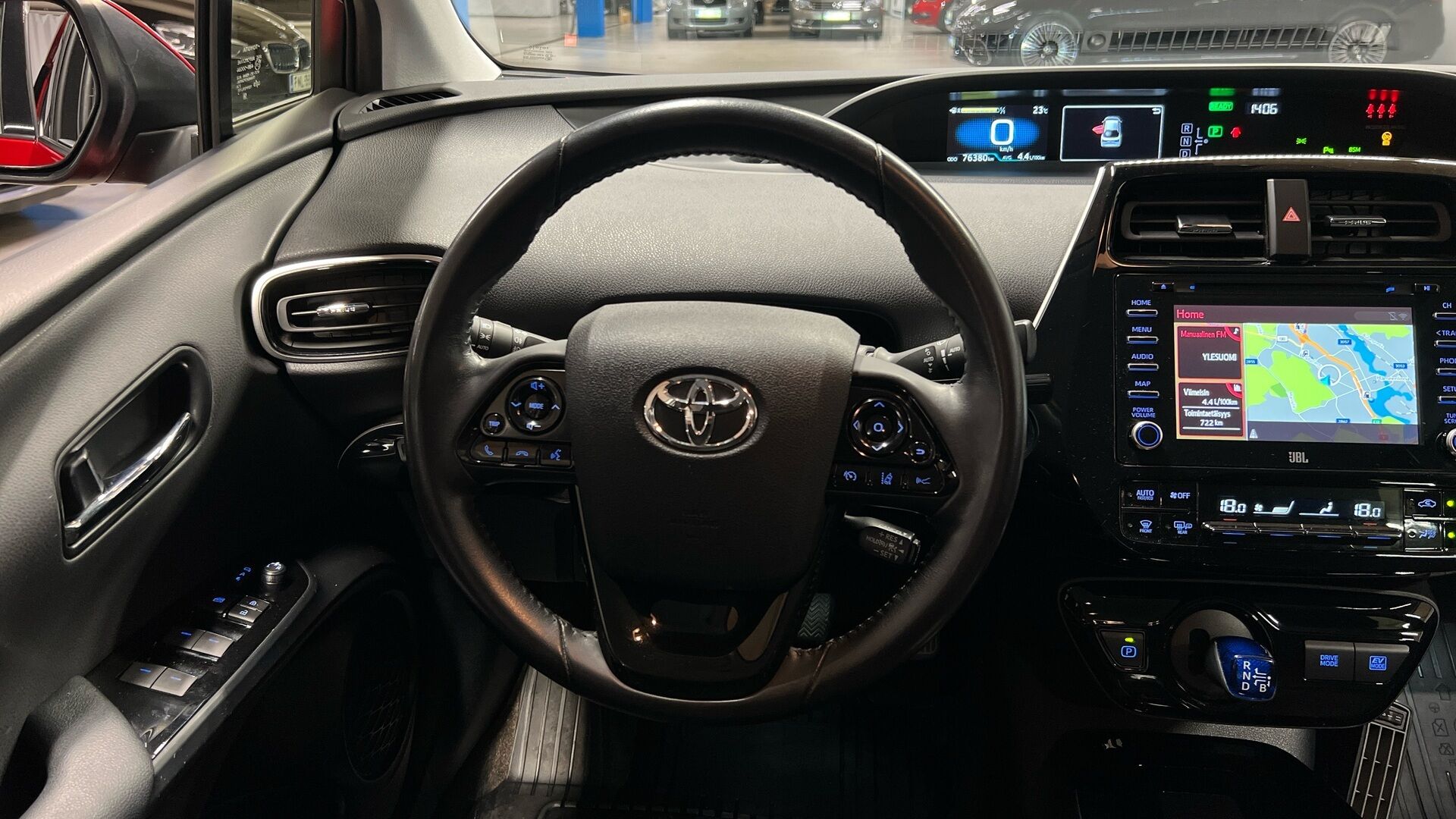 Toyota Prius iso kuva 10