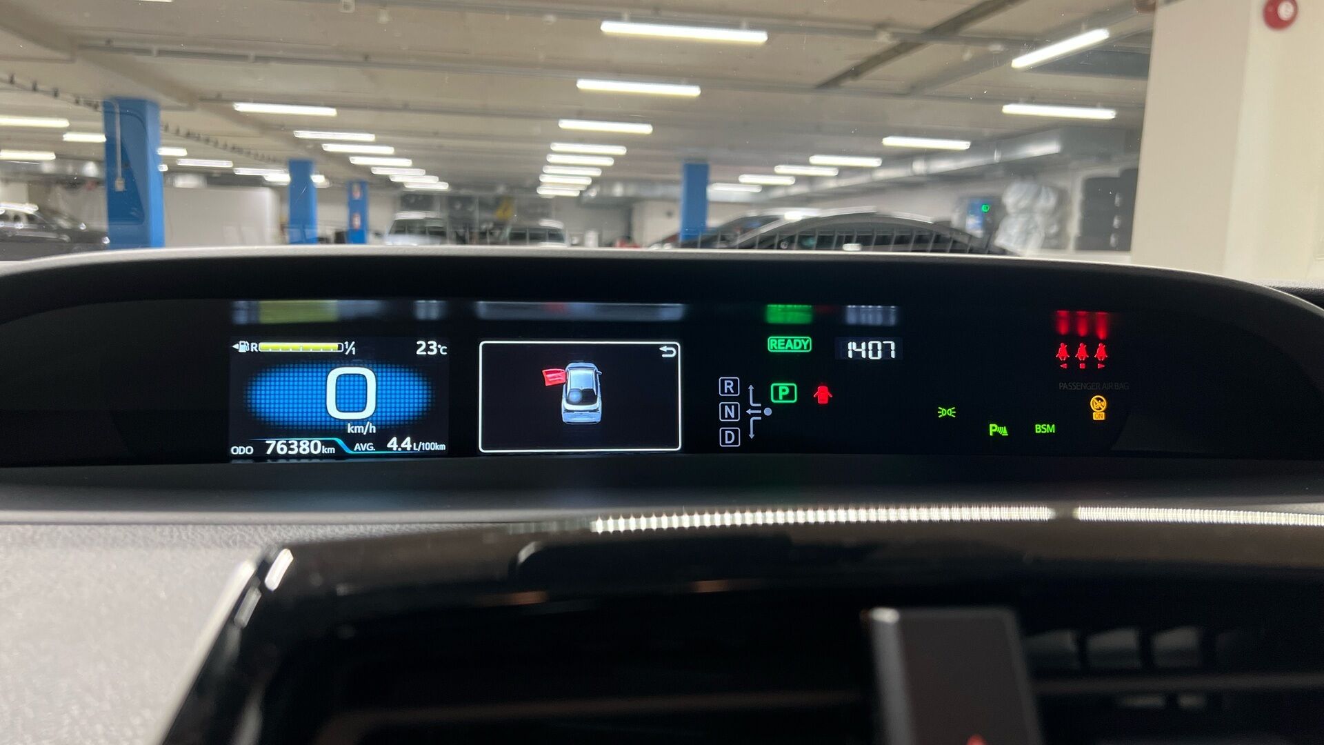 Toyota Prius iso kuva 12