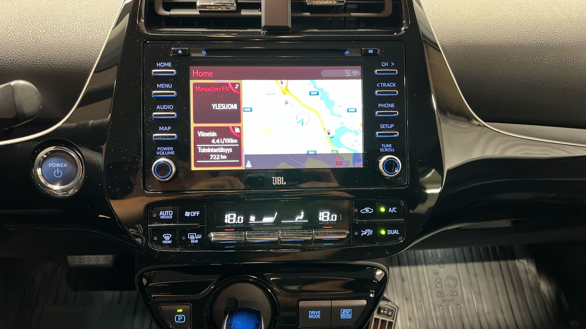Toyota Prius iso kuva 13