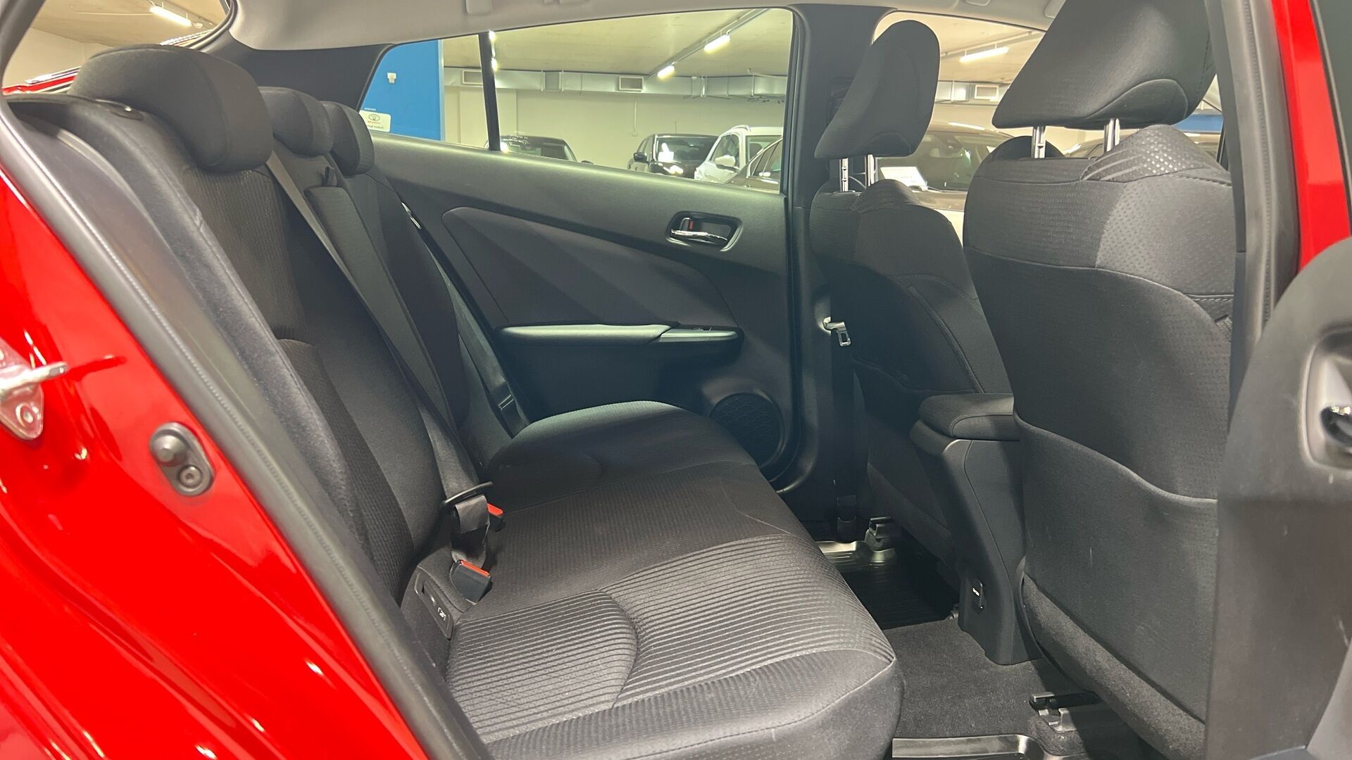 Toyota Prius iso kuva 15