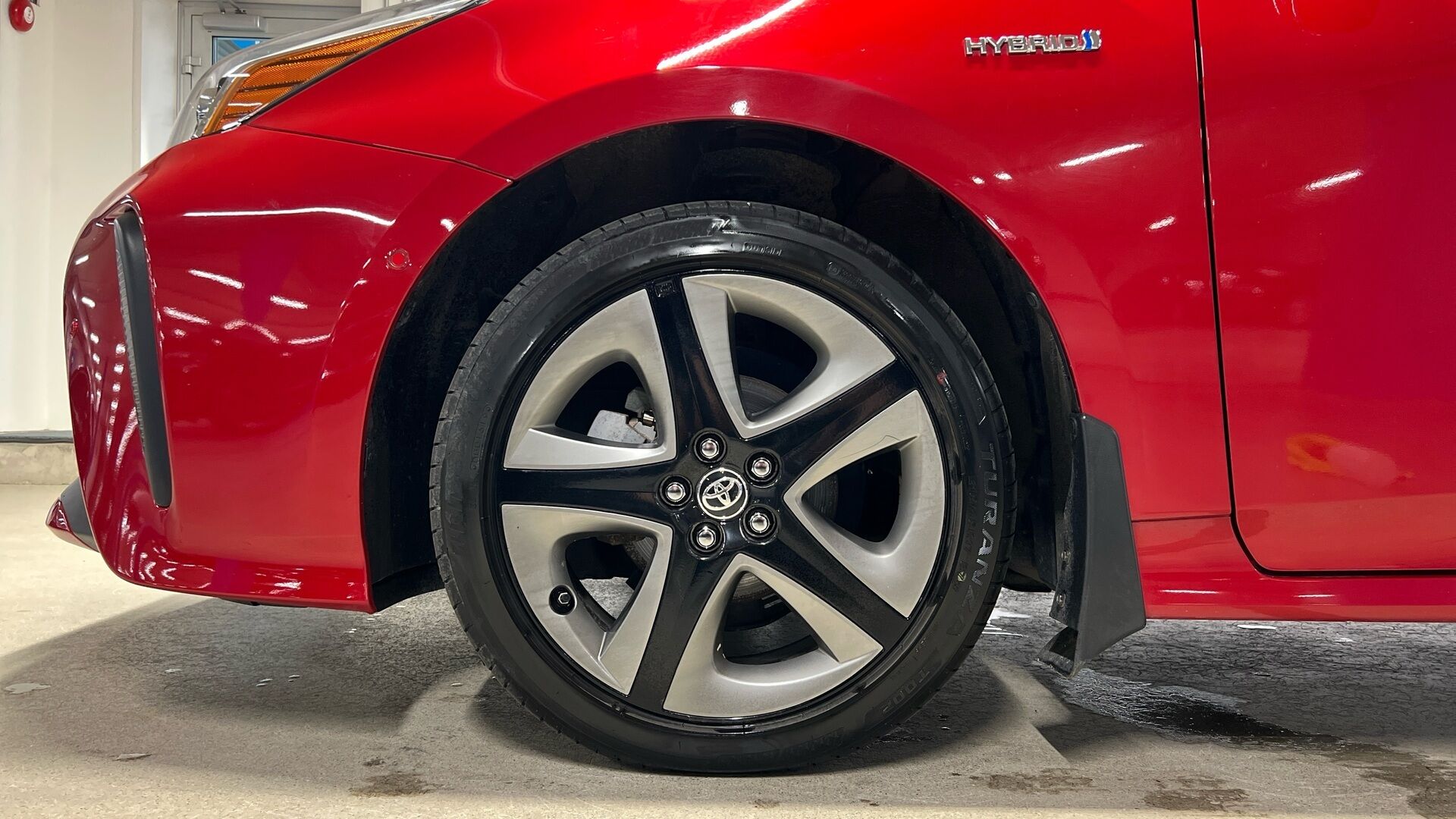 Toyota Prius iso kuva 17