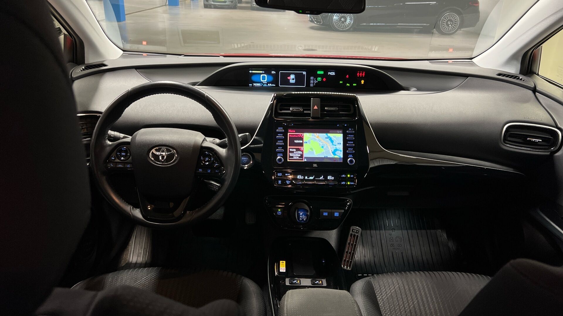 Toyota Prius iso kuva 9
