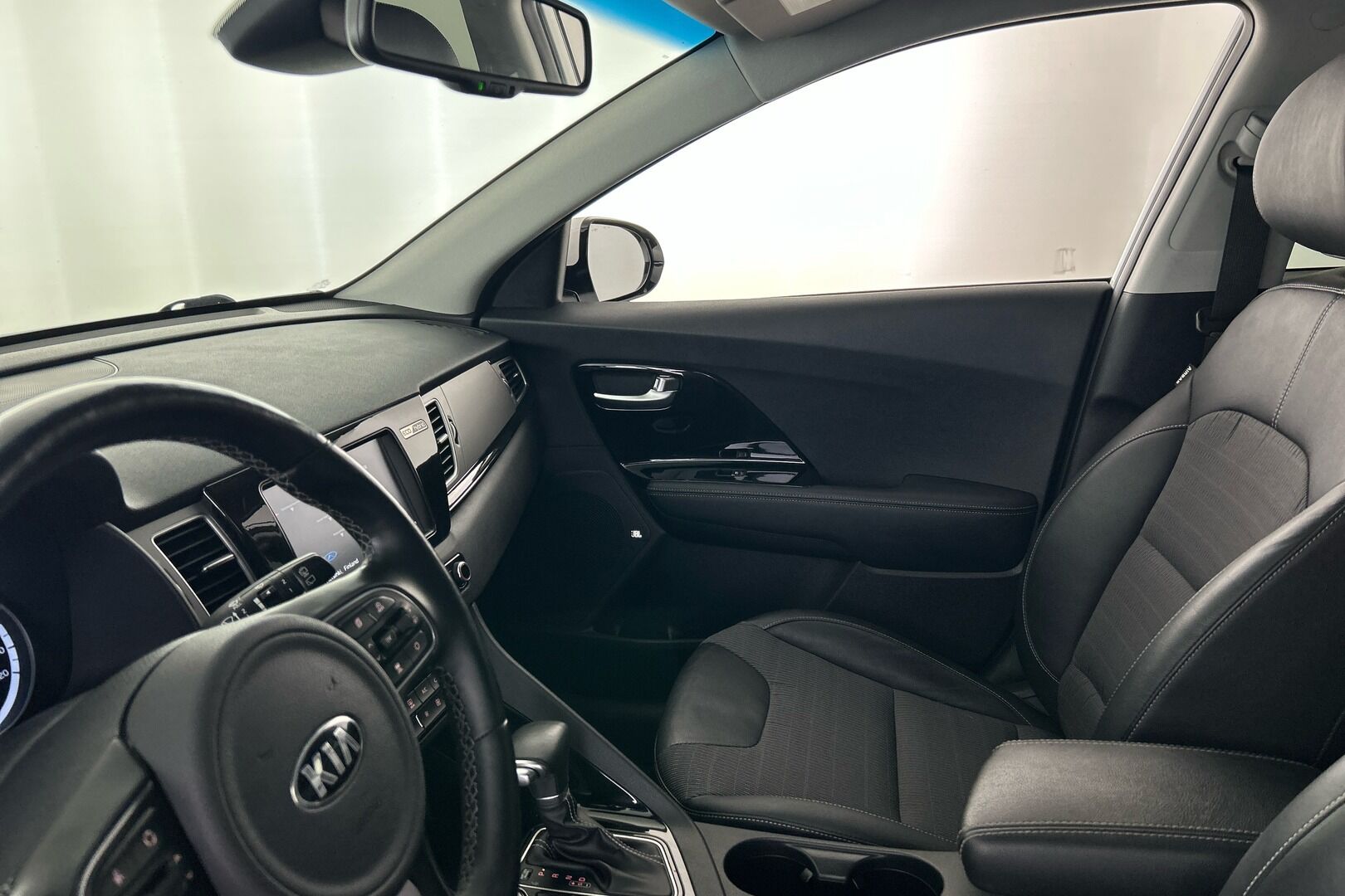 Kia Niro iso kuva 11