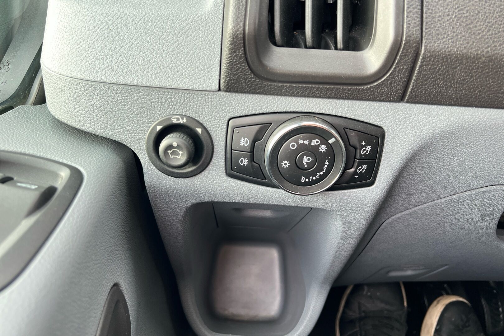 Ford Transit iso kuva 15