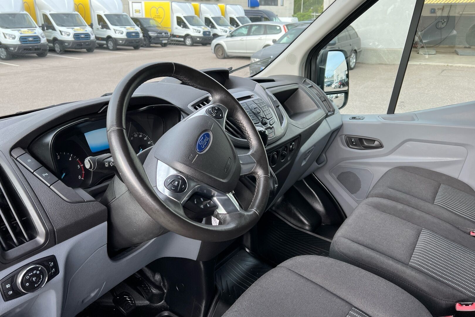 Ford Transit iso kuva 6