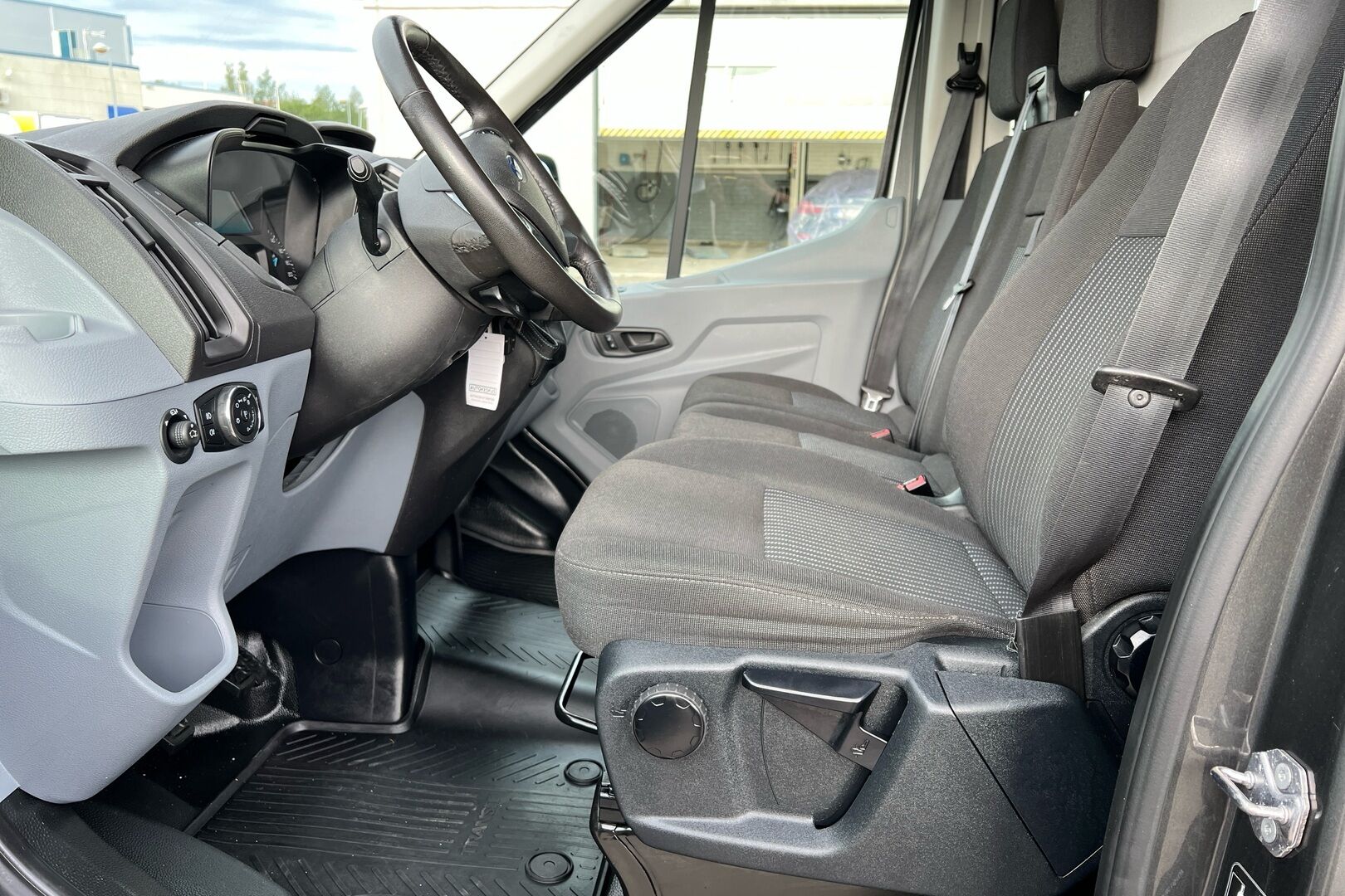 Ford Transit iso kuva 7