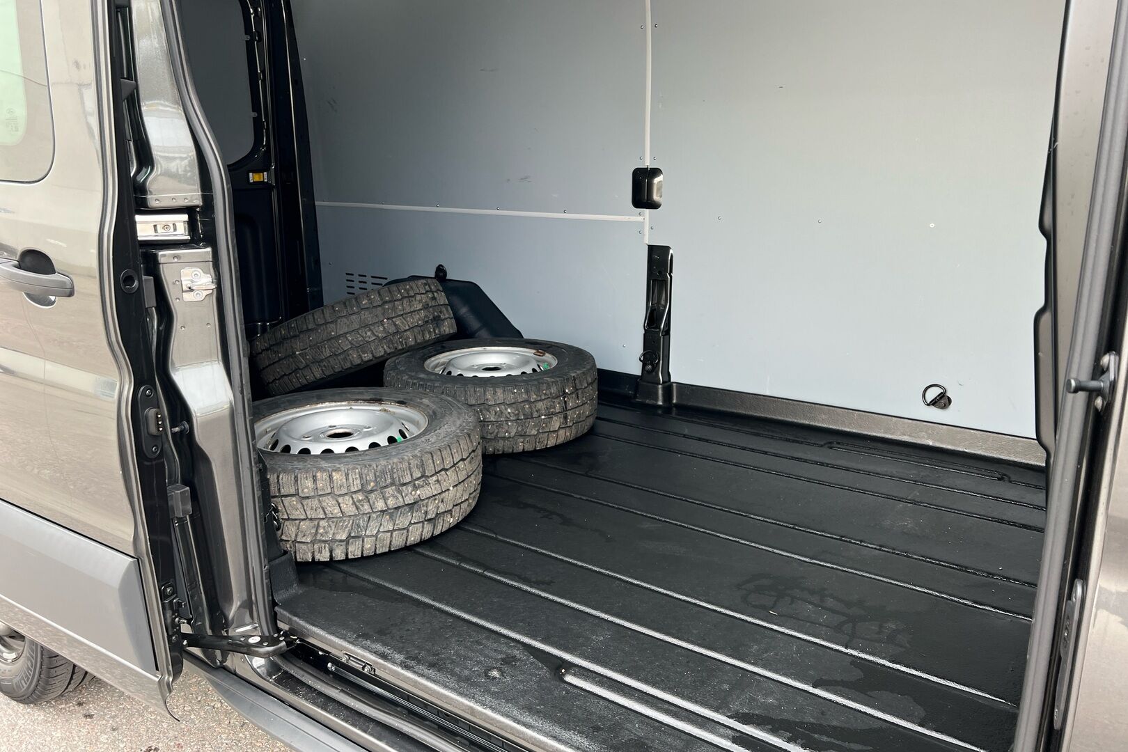 Ford Transit iso kuva 8
