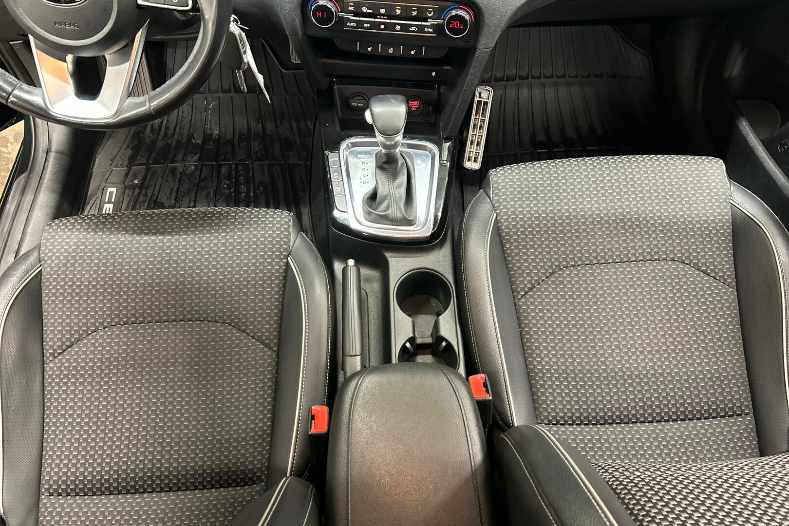 Kia Ceed iso kuva 25