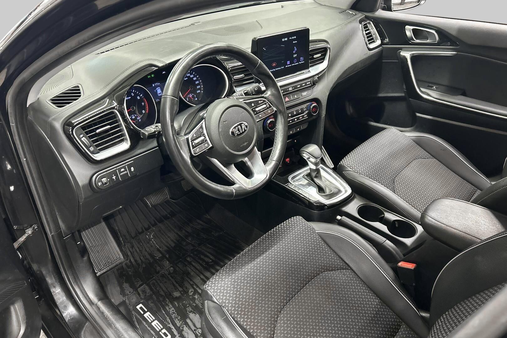 Kia Ceed iso kuva 9