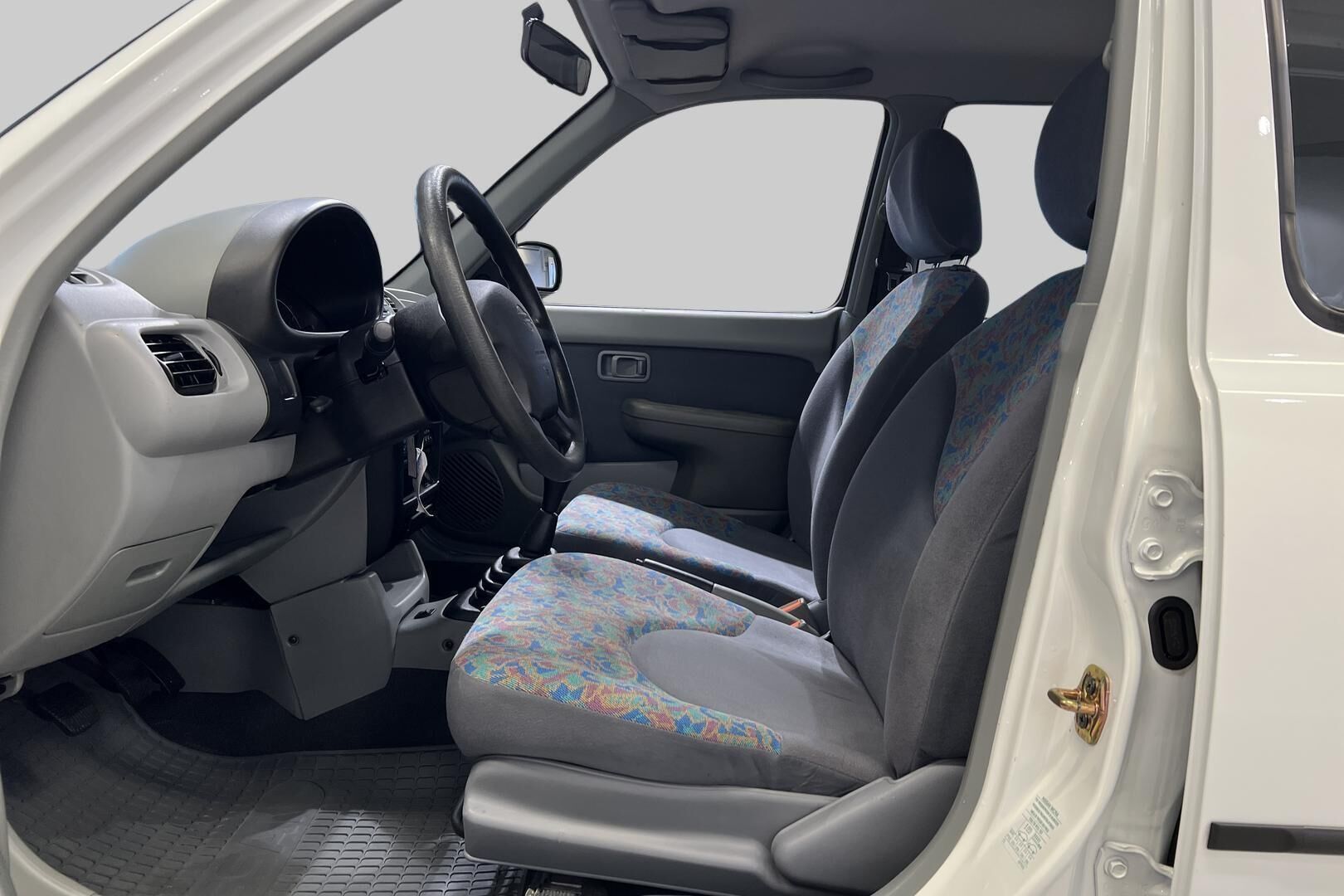 Nissan Micra iso kuva 8