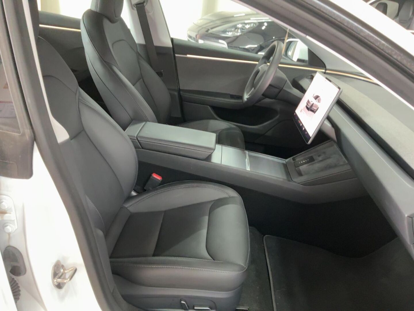 TESLA MODEL 3 iso kuva 1