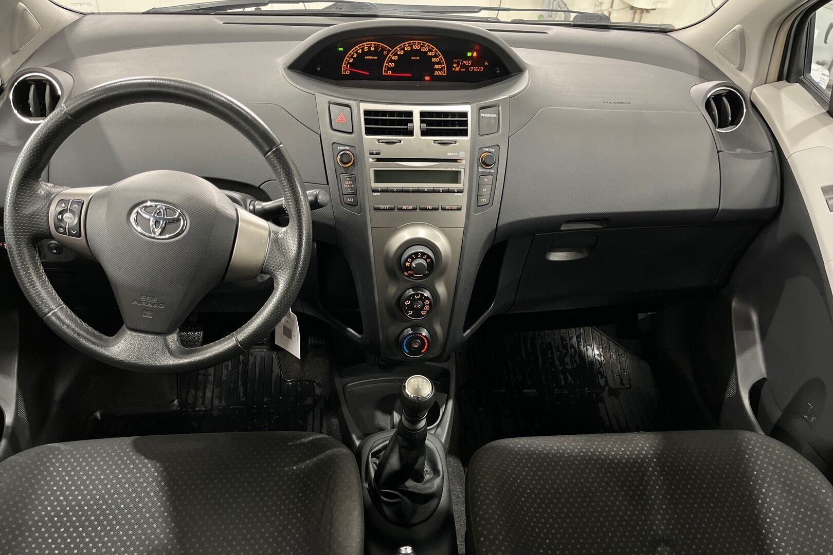 Toyota Yaris iso kuva 10